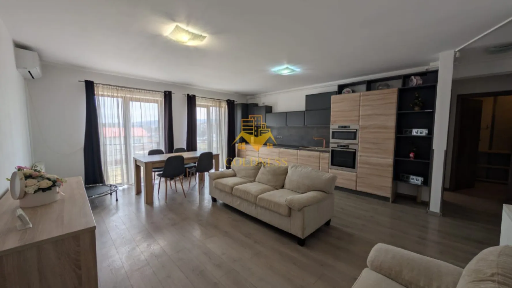 3 camere open space, Parcare, Floresti, Pet Friendly, Zona Muzeul Apei - GOLDNESS Imobiliare vă propune spre închiriere un apartament cu 3 camere complet mobilat și utilat, la etajul 2 într-un imobil de 3 etaje, în Floresti. Dispune de loc de parcare! Se află în apropierea stațiilor de transport în comun, magazine, restaurante, spații verzi, farmacii, etc. Apartamentul este compartimentat astfel: - dormitor cu pat matrimonial, dressing, noptiere - dormitor cu canapea extensibila, dressing - living cu bucatarie open space complet utilată și mobilată, canapea, loc de servit masa - baie cu cabina de dus, calorifer port prosop și dulap pentru depozitare. - 2 balcoane a cate de 8 mp fiecare. Imobilul este dotat cu toate cele necesare- centrală proprie, frigider, aragaz, hotă, mașină de spălat haine, etc. Dacă sunteți interesați de acest apartament și doriți să îl vizionați, dar și pentru alte oferte nu ezitați să ne contactați telefonic sau prin e-mail. Vă stăm la dispoziție! Pentru intermediere se percepe un comision de 50% din prețul chiriei! }}