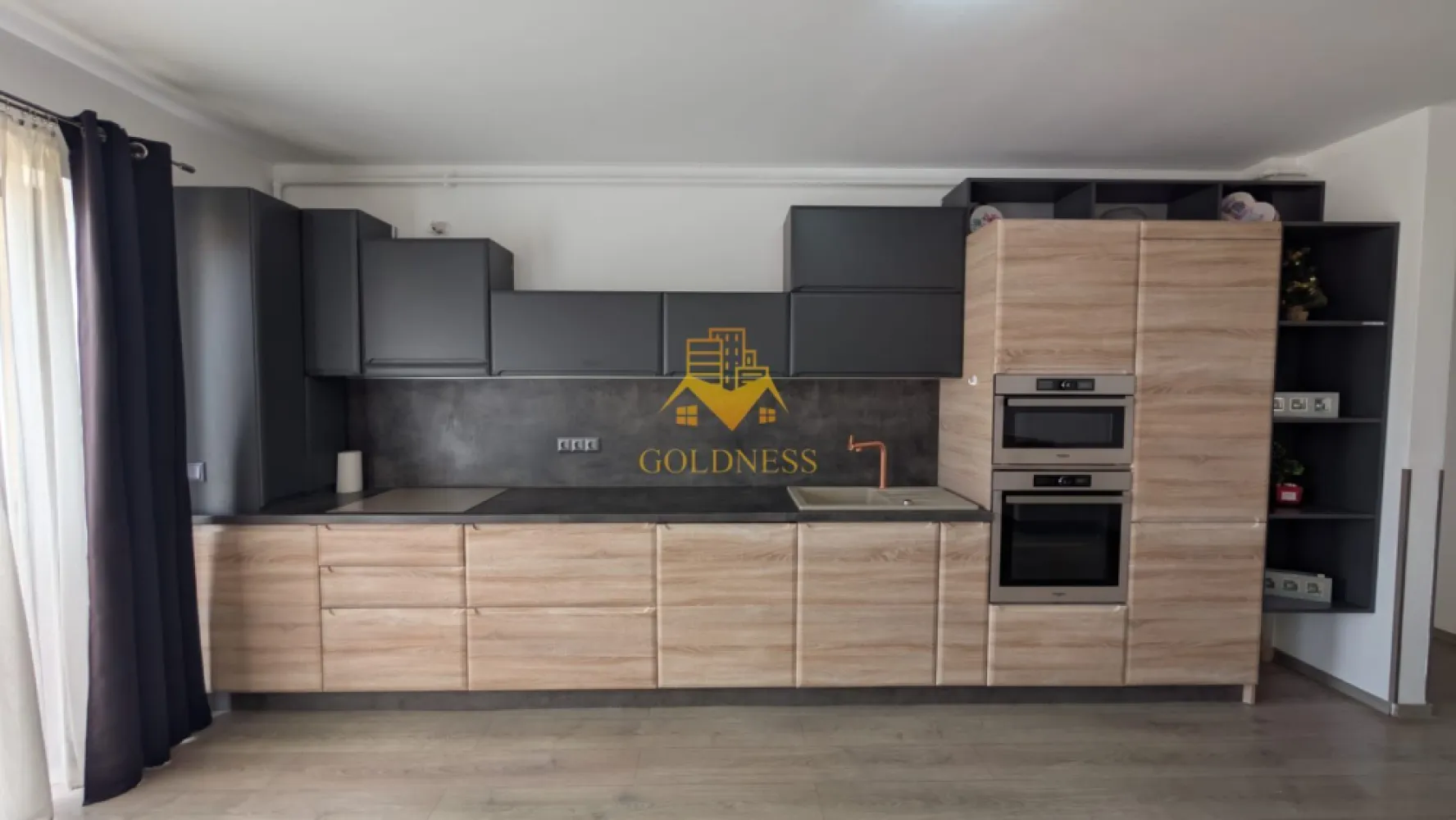 3 camere open space, Parcare, Floresti, Pet Friendly, Zona Muzeul Apei - GOLDNESS Imobiliare vă propune spre închiriere un apartament cu 3 camere complet mobilat și utilat, la etajul 2 într-un imobil de 3 etaje, în Floresti. Dispune de loc de parcare! Se află în apropierea stațiilor de transport în comun, magazine, restaurante, spații verzi, farmacii, etc. Apartamentul este compartimentat astfel: - dormitor cu pat matrimonial, dressing, noptiere - dormitor cu canapea extensibila, dressing - living cu bucatarie open space complet utilată și mobilată, canapea, loc de servit masa - baie cu cabina de dus, calorifer port prosop și dulap pentru depozitare. - 2 balcoane a cate de 8 mp fiecare. Imobilul este dotat cu toate cele necesare- centrală proprie, frigider, aragaz, hotă, mașină de spălat haine, etc. Dacă sunteți interesați de acest apartament și doriți să îl vizionați, dar și pentru alte oferte nu ezitați să ne contactați telefonic sau prin e-mail. Vă stăm la dispoziție! Pentru intermediere se percepe un comision de 50% din prețul chiriei! }}