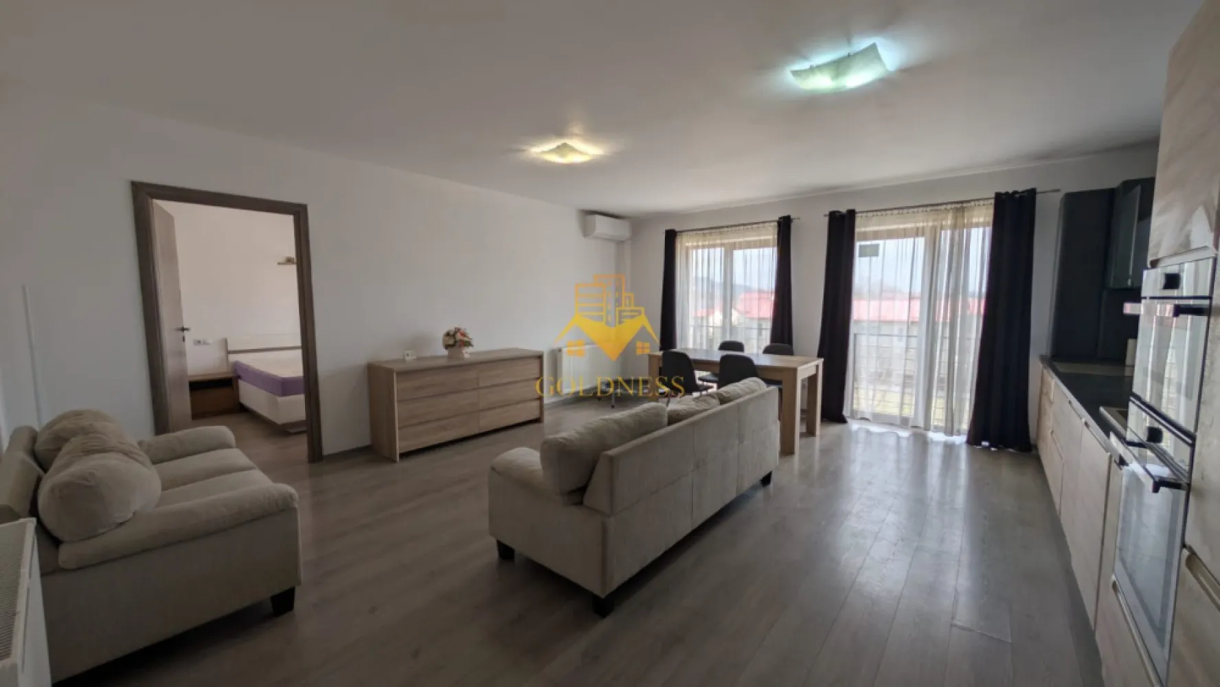 3 camere open space, Parcare, Floresti, Pet Friendly, Zona Muzeul Apei - GOLDNESS Imobiliare vă propune spre închiriere un apartament cu 3 camere complet mobilat și utilat, la etajul 2 într-un imobil de 3 etaje, în Floresti. Dispune de loc de parcare! Se află în apropierea stațiilor de transport în comun, magazine, restaurante, spații verzi, farmacii, etc. Apartamentul este compartimentat astfel: - dormitor cu pat matrimonial, dressing, noptiere - dormitor cu canapea extensibila, dressing - living cu bucatarie open space complet utilată și mobilată, canapea, loc de servit masa - baie cu cabina de dus, calorifer port prosop și dulap pentru depozitare. - 2 balcoane a cate de 8 mp fiecare. Imobilul este dotat cu toate cele necesare- centrală proprie, frigider, aragaz, hotă, mașină de spălat haine, etc. Dacă sunteți interesați de acest apartament și doriți să îl vizionați, dar și pentru alte oferte nu ezitați să ne contactați telefonic sau prin e-mail. Vă stăm la dispoziție! Pentru intermediere se percepe un comision de 50% din prețul chiriei! }}