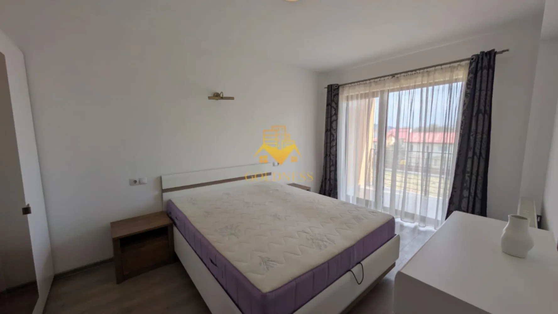 3 camere open space, Parcare, Floresti, Pet Friendly, Zona Muzeul Apei - GOLDNESS Imobiliare vă propune spre închiriere un apartament cu 3 camere complet mobilat și utilat, la etajul 2 într-un imobil de 3 etaje, în Floresti. Dispune de loc de parcare! Se află în apropierea stațiilor de transport în comun, magazine, restaurante, spații verzi, farmacii, etc. Apartamentul este compartimentat astfel: - dormitor cu pat matrimonial, dressing, noptiere - dormitor cu canapea extensibila, dressing - living cu bucatarie open space complet utilată și mobilată, canapea, loc de servit masa - baie cu cabina de dus, calorifer port prosop și dulap pentru depozitare. - 2 balcoane a cate de 8 mp fiecare. Imobilul este dotat cu toate cele necesare- centrală proprie, frigider, aragaz, hotă, mașină de spălat haine, etc. Dacă sunteți interesați de acest apartament și doriți să îl vizionați, dar și pentru alte oferte nu ezitați să ne contactați telefonic sau prin e-mail. Vă stăm la dispoziție! Pentru intermediere se percepe un comision de 50% din prețul chiriei! }}