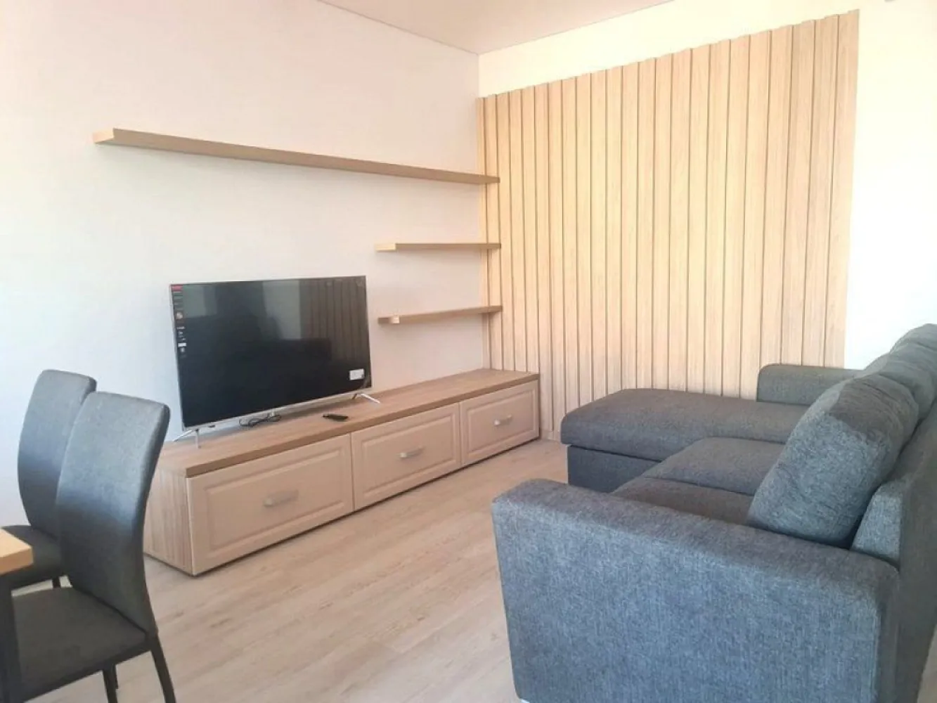 Apartament cu 2 camere, mobilat si utilat - Roka Residence, Micro 17 - Agentia imobiliara Mag Invest inchiriaza apartament cu 2 camere, situat in cartier Micro 17, complex Roka Residence, un proiect imobiliar nou, cu design deosebit, poziționat intr-o locatie excelenta, ansamblul rezidențial fiind situat la doar câțiva pași de: parc, scoli si gradinite, Spitalul Sf. Ap. Andrei, Piata micro 17, mijloace de transport in comun, etc. Astfel, beneficiați de o locuința ideală dar și de o zona liniștita care satisface toate nevoile familiei tale: -Finisaje de înaltă calitate -Încălzire in pardoseala -Baie echipata complet -Aer Condiționat Inverter -Tâmplărie Salamander Tripan -Centrală termică proprie -Contorizare individuală(apa, gaz, curent) -Lift Schindler -Video interfon -Curte privată închisă, supravegheata video -Accesul in ansamblul rezidențial se face pe baza cartelei Apartamentul se afla pozitionat la etajul 1 al imobilului, orientat catre vest, are o suprafata utila de 65 mp si un balcon deschis. Apartamentul se inchiriaza mobilat si utilat complet, la pretul de 550 euro/luna. Optional se poate rezerva un loc de parcare la pretul de 50 euro lunar Mobilierul si electrocasnicele sunt noi, finisaje premium. La semnarea contractului de inchiriere se achita contravaloarea unei chirii si o garantie. Comisionul agentiei este de 70% din prima luna de chirie. Relatii si programari la telefon 0746.252.252 - Liliana Ene, consilier imobiliar Mag Invest }}