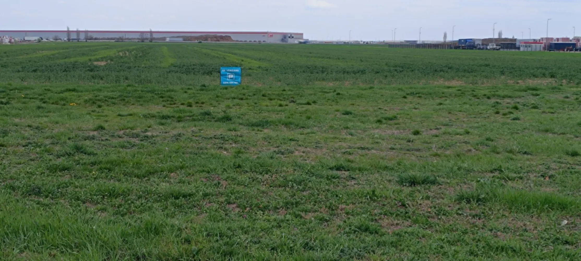 Teren intravilan 35.000 mp – Șag - O oportunitate rară în Șag – teren intravilan 35.000 mp Pe drumul către Parța, vă așteaptă un teren generos de 35.000 mp intravilan, o pânză albă gata să prindă viață prin proiectul pe care îl visați. Localizare excelentă – acces direct din drumul principal, într-o zonă aflată în plină dezvoltare. Versatilitate – ideal pentru construcția de hale de producție, spații de depozitare sau un centru logistic modern. Deschidere către viitor – terenul, chiar dacă este neîmprejmuit, oferă libertatea de a-l modela exact așa cum doriți. Dacă sunteți în căutarea unui spațiu amplu, cu potențial real de dezvoltare și acces facil, acest teren poate deveni fundația unui proiect solid și de succes. Consultant imobiliar : Laurentiu Caraman Telefon : 0721824896 Email : laurentiu.caraman@propertylab.ro CP2703053 }}