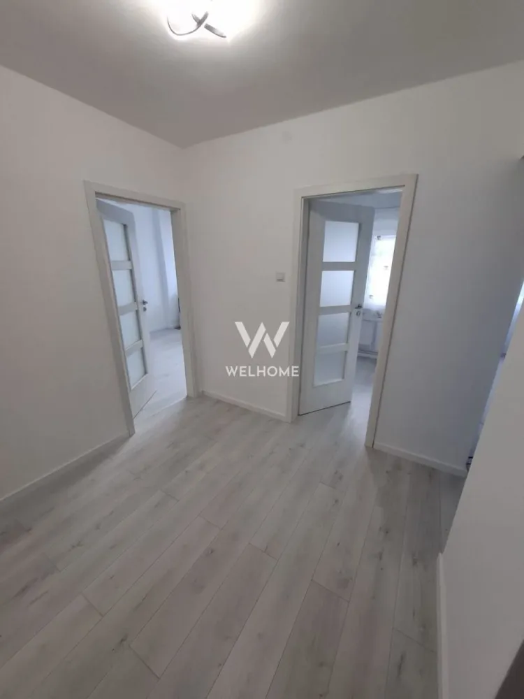 Apartament 2 camere decomandat, complet renovat – Str. Rahovei - Vă propunem spre vânzare un apartament complet decomandat, situat pe Strada Rahovei, cu o suprafață utilă de 44 mp, la care se adaugă un balcon generos de 7 mp. Imobilul este amplasat la etajul 3 din 4 și beneficiază de o compartimentare practică și eficientă: hol de acces, bucătărie separată, living luminos, dormitor, baie cu geam. Apartamentul a fost recent renovat, fiind pregătit pentru mutare imediată. Dispune de: centrală termică proprie și calorifere noi, instalații electrice și termice refăcute, geamuri termopan, parchet nou, uși interioare moderne. Locuința este ideală atât pentru locuit, cât și pentru investiție, datorită poziționării într-o zonă bine cotată, cu acces facil către puncte de interes, magazine, transport în comun și alte facilități. Preț: 106.000 euro Pentru mai multe detalii sau programarea unei vizionări, nu ezitați să mă contactați. }}