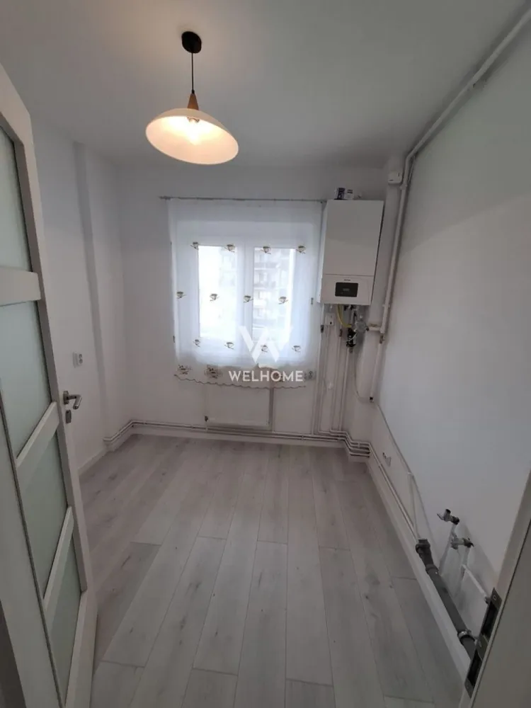 Apartament 2 camere decomandat, complet renovat – Str. Rahovei - Vă propunem spre vânzare un apartament complet decomandat, situat pe Strada Rahovei, cu o suprafață utilă de 44 mp, la care se adaugă un balcon generos de 7 mp. Imobilul este amplasat la etajul 3 din 4 și beneficiază de o compartimentare practică și eficientă: hol de acces, bucătărie separată, living luminos, dormitor, baie cu geam. Apartamentul a fost recent renovat, fiind pregătit pentru mutare imediată. Dispune de: centrală termică proprie și calorifere noi, instalații electrice și termice refăcute, geamuri termopan, parchet nou, uși interioare moderne. Locuința este ideală atât pentru locuit, cât și pentru investiție, datorită poziționării într-o zonă bine cotată, cu acces facil către puncte de interes, magazine, transport în comun și alte facilități. Preț: 106.000 euro Pentru mai multe detalii sau programarea unei vizionări, nu ezitați să mă contactați. }}