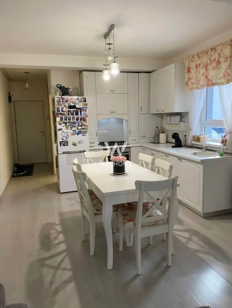 Apartament cu 3 camere si grădină zona Triajului Selimbar, Sibiu - 0% Comision. Preț direct proprietar!!! Apartament modern cu 3 camere, situat la parterul unui bloc cu doar 9 apartamente, într-o zonă liniștită și foarte căutată din Șelimbăr zona Triajului, Selimbar. Locuința are o suprafață utila de aproximativ 60mp si beneficiază de curte proprie de 74 mp, ideală pentru relaxare sau spațiu de joacă pentru copii. Apartamentul este mobilat și utilat, gata pentru a fi locuit fără investiții suplimentare. Caracteristici: Suprafață construită: 73 mp Suprafață utilă: 58,8 mp Compartimentare excelentă: 2 dormitoare Living cu bucătărie open-space 2 băi Parcare privată chiar în fața portii Construcție 2019 Bloc cu 9 apartamente Dotări: Mobilat & utilat complet Finisaje moderne Curte proprie generoasă Preț: 145900euro usor negociabil. Achiziția poate fi realizată si cu credit ipotecar. Tel: 0745 99 55 37 Mihai. }}