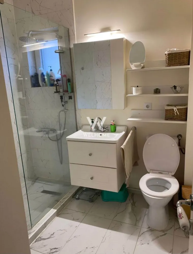 Apartament cu 3 camere si grădină zona Triajului Selimbar, Sibiu - 0% Comision. Preț direct proprietar!!! Apartament modern cu 3 camere, situat la parterul unui bloc cu doar 9 apartamente, într-o zonă liniștită și foarte căutată din Șelimbăr zona Triajului, Selimbar. Locuința are o suprafață utila de aproximativ 60mp si beneficiază de curte proprie de 74 mp, ideală pentru relaxare sau spațiu de joacă pentru copii. Apartamentul este mobilat și utilat, gata pentru a fi locuit fără investiții suplimentare. Caracteristici: Suprafață construită: 73 mp Suprafață utilă: 58,8 mp Compartimentare excelentă: 2 dormitoare Living cu bucătărie open-space 2 băi Parcare privată chiar în fața portii Construcție 2019 Bloc cu 9 apartamente Dotări: Mobilat & utilat complet Finisaje moderne Curte proprie generoasă Preț: 145900euro usor negociabil. Achiziția poate fi realizată si cu credit ipotecar. Tel: 0745 99 55 37 Mihai. }}