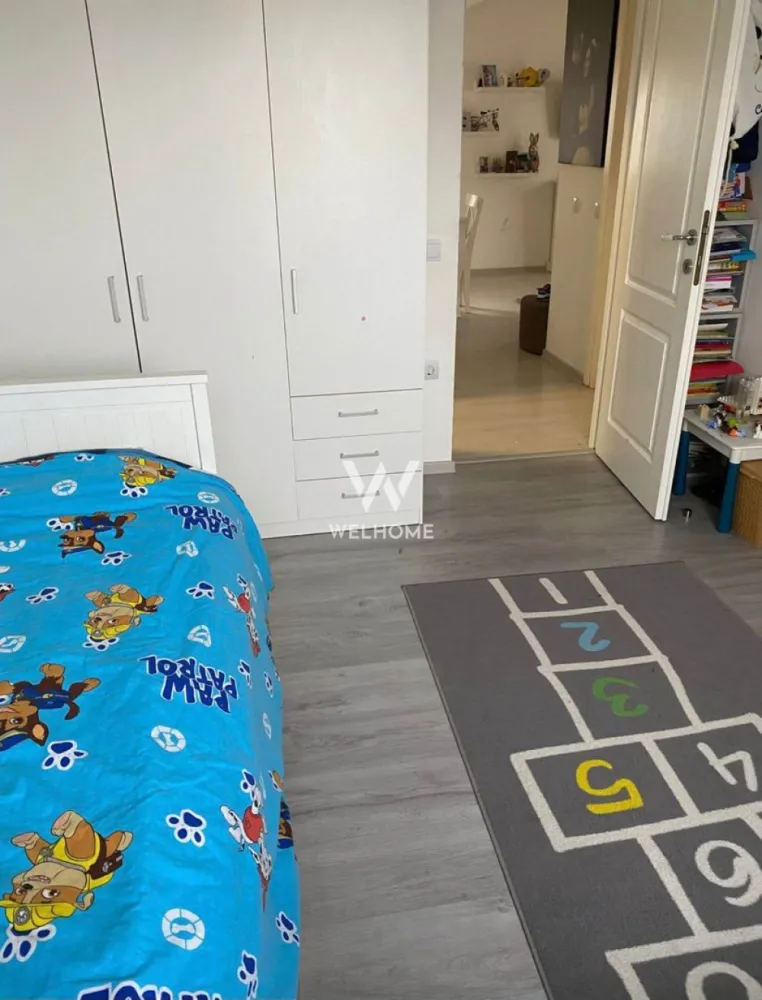 Apartament cu 3 camere si grădină zona Triajului Selimbar, Sibiu - 0% Comision. Preț direct proprietar!!! Apartament modern cu 3 camere, situat la parterul unui bloc cu doar 9 apartamente, într-o zonă liniștită și foarte căutată din Șelimbăr zona Triajului, Selimbar. Locuința are o suprafață utila de aproximativ 60mp si beneficiază de curte proprie de 74 mp, ideală pentru relaxare sau spațiu de joacă pentru copii. Apartamentul este mobilat și utilat, gata pentru a fi locuit fără investiții suplimentare. Caracteristici: Suprafață construită: 73 mp Suprafață utilă: 58,8 mp Compartimentare excelentă: 2 dormitoare Living cu bucătărie open-space 2 băi Parcare privată chiar în fața portii Construcție 2019 Bloc cu 9 apartamente Dotări: Mobilat & utilat complet Finisaje moderne Curte proprie generoasă Preț: 145900euro usor negociabil. Achiziția poate fi realizată si cu credit ipotecar. Tel: 0745 99 55 37 Mihai. }}