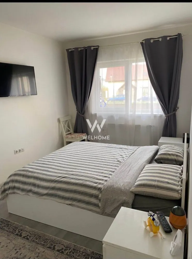 Apartament cu 3 camere si grădină zona Triajului Selimbar, Sibiu - 0% Comision. Preț direct proprietar!!! Apartament modern cu 3 camere, situat la parterul unui bloc cu doar 9 apartamente, într-o zonă liniștită și foarte căutată din Șelimbăr zona Triajului, Selimbar. Locuința are o suprafață utila de aproximativ 60mp si beneficiază de curte proprie de 74 mp, ideală pentru relaxare sau spațiu de joacă pentru copii. Apartamentul este mobilat și utilat, gata pentru a fi locuit fără investiții suplimentare. Caracteristici: Suprafață construită: 73 mp Suprafață utilă: 58,8 mp Compartimentare excelentă: 2 dormitoare Living cu bucătărie open-space 2 băi Parcare privată chiar în fața portii Construcție 2019 Bloc cu 9 apartamente Dotări: Mobilat & utilat complet Finisaje moderne Curte proprie generoasă Preț: 145900euro usor negociabil. Achiziția poate fi realizată si cu credit ipotecar. Tel: 0745 99 55 37 Mihai. }}