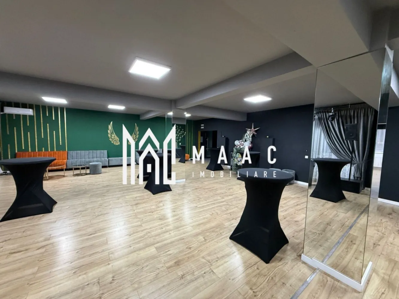 Spatiu comercial I 203 mp I Zona Lazaret - MAAC Imobiliare vă propune spre închiriere un spațiu comercial amplasat într-o zonă cu trafic din cartierul Lazaret, ideal pentru desfășurarea unei game variate de activități comerciale sau recreative. Datorită suprafeței generoase și compartimentării flexibile, acest spațiu este pretabil pentru sală de evenimente, sală de sport sau fitness, loc de joacă pentru copii, studio de dans sau yoga, precum și pentru alte tipuri de activități comerciale sau servicii. Spațiul poate fi compartimentat în funcție de preferințele chiriașului, oferind flexibilitate maximă pentru dezvoltarea afacerii.

Proprietatea nu include mobilierul prezent în imagini și este situată într-o zonă ușor accesibilă, ceea ce o face potrivită pentru activități care necesită vizibilitate și acces facil.

Detalii spațiu:
-suprafață utilă: 203 mp
-etaj 2
-grupuri sanitare proprii

Dotări și utilități:
-centrală termică
-încălzire centrală
-curent, apă, canalizare
-climatizare
-toate utilitățile disponibile

Beneficii suplimentare:
-parcare aferentă spațiului

Pentru mai multe detalii sau pentru programarea unei vizionări, vă rugăm să menționați telefonic numărul CP2982810.