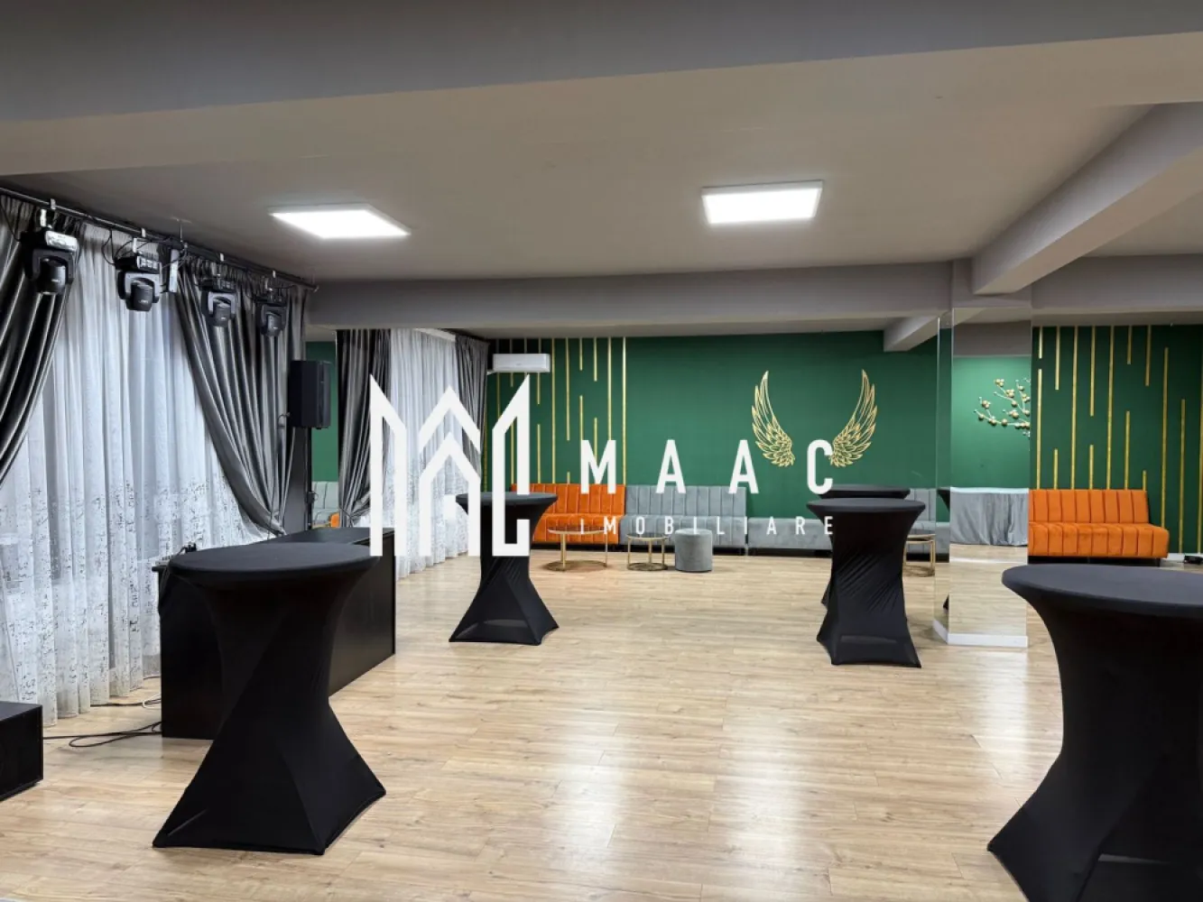 Spatiu comercial I 203 mp I Zona Lazaret - MAAC Imobiliare vă propune spre închiriere un spațiu comercial amplasat într-o zonă cu trafic din cartierul Lazaret, ideal pentru desfășurarea unei game variate de activități comerciale sau recreative. Datorită suprafeței generoase și compartimentării flexibile, acest spațiu este pretabil pentru sală de evenimente, sală de sport sau fitness, loc de joacă pentru copii, studio de dans sau yoga, precum și pentru alte tipuri de activități comerciale sau servicii. Spațiul poate fi compartimentat în funcție de preferințele chiriașului, oferind flexibilitate maximă pentru dezvoltarea afacerii.

Proprietatea nu include mobilierul prezent în imagini și este situată într-o zonă ușor accesibilă, ceea ce o face potrivită pentru activități care necesită vizibilitate și acces facil.

Detalii spațiu:
-suprafață utilă: 203 mp
-etaj 2
-grupuri sanitare proprii

Dotări și utilități:
-centrală termică
-încălzire centrală
-curent, apă, canalizare
-climatizare
-toate utilitățile disponibile

Beneficii suplimentare:
-parcare aferentă spațiului

Pentru mai multe detalii sau pentru programarea unei vizionări, vă rugăm să menționați telefonic numărul CP2982810.