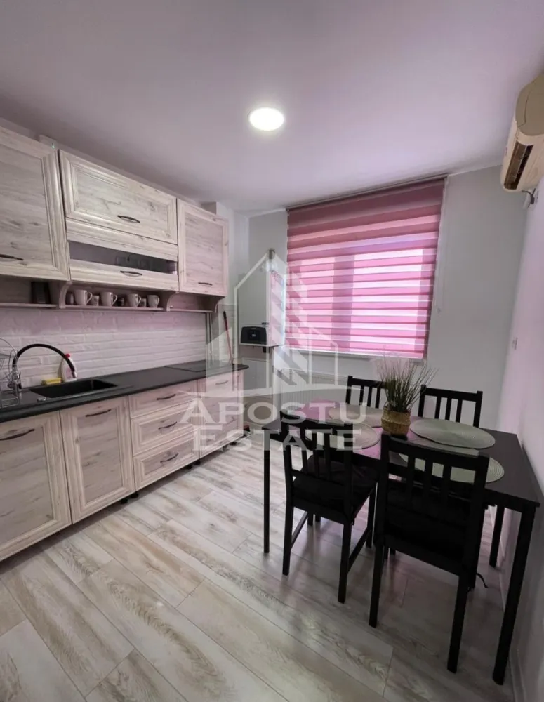 Apartament elegant cu 2 camere, zona Confectii - Aposto Estate vă oferă spre închiriere un apartament elegant cu 2 camere, situat în zona Confecții.
Apartamentul este complet mobilat și utilat, amenajat cu bun gust și pregătit pentru mutare. Imobilul este situat într-un bloc prevăzut cu lift, oferind confort și acces facil.
Disponibil începând cu 1 august.
Avantaje:
2 camere spațioase și luminoase;
Complet mobilat și utilat
Bloc cu lift
Zonă liniștită și bine conectată
Aproape de parcuri și spații verzi
La câteva minute de Facultatea de Medicină
Acces facil la mijloace de transport, magazine și alte puncte de interes.
Pentru mai multe informații sau pentru programarea unei vizionări, nu ezitați să ne contactați!
CP3213904