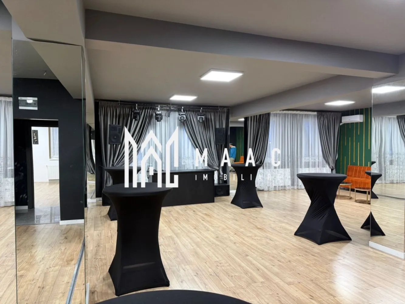 Spatiu comercial I 203 mp I Zona Lazaret - MAAC Imobiliare vă propune spre închiriere un spațiu comercial amplasat într-o zonă cu trafic din cartierul Lazaret, ideal pentru desfășurarea unei game variate de activități comerciale sau recreative. Datorită suprafeței generoase și compartimentării flexibile, acest spațiu este pretabil pentru sală de evenimente, sală de sport sau fitness, loc de joacă pentru copii, studio de dans sau yoga, precum și pentru alte tipuri de activități comerciale sau servicii. Spațiul poate fi compartimentat în funcție de preferințele chiriașului, oferind flexibilitate maximă pentru dezvoltarea afacerii.

Proprietatea nu include mobilierul prezent în imagini și este situată într-o zonă ușor accesibilă, ceea ce o face potrivită pentru activități care necesită vizibilitate și acces facil.

Detalii spațiu:
-suprafață utilă: 203 mp
-etaj 2
-grupuri sanitare proprii

Dotări și utilități:
-centrală termică
-încălzire centrală
-curent, apă, canalizare
-climatizare
-toate utilitățile disponibile

Beneficii suplimentare:
-parcare aferentă spațiului

Pentru mai multe detalii sau pentru programarea unei vizionări, vă rugăm să menționați telefonic numărul CP2982810.