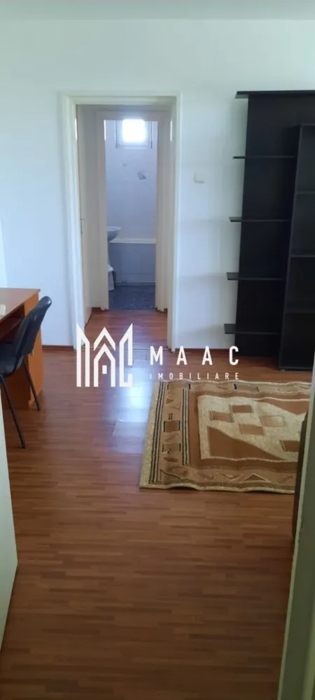 Apartament 2 camere I 50 mp I Etaj intermediar I Cedonia - MAAC Imobiliare vă propune spre închiriere un apartament cu 2 camere situat în zona Cedonia, ideal pentru un cuplu sau o persoană singură care își dorește confort și acces facil către principalele puncte de interes din oraș. Proprietatea este amplasată într-un imobil dotat cu lift, oferind astfel un plus de comoditate în utilizarea zilnică. Apartamentul este compartimentat eficient și funcțional, fiind alcătuit dintr-un dormitor, o sufragerie luminoasă, o bucătărie și o baie, spațiile fiind gândite pentru a asigura un ambient plăcut și practic pentru locuire. Locuința reprezintă o alegere potrivită pentru cei care caută liniște, accesibilitate și un spațiu bine organizat într-o zonă apreciată a orașului. Pentru mai multe detalii sau pentru programarea unei vizionări, vă rugăm să menționați telefonic numărul CP298718. }}