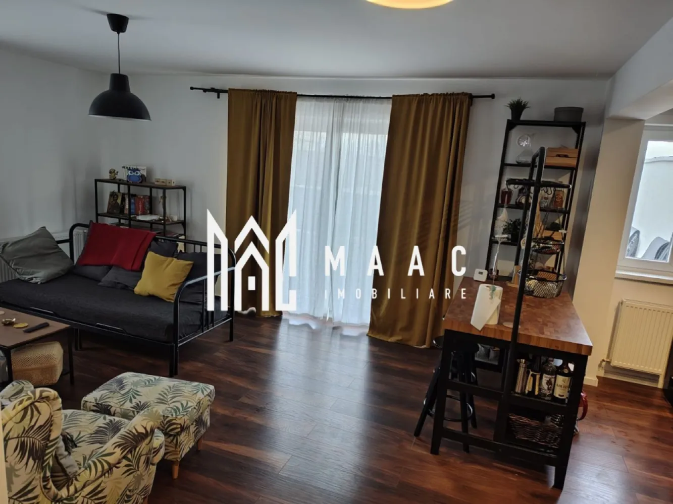 Penthouse 3 camere | Terasa | Parcare | Mobilat | Turnisor - MAAC Imobiliare vă prezintă spre vânzare un penthouse modern cu 3 camere, situat în Turnișor, într-o zonă liniștită, cu aer curat și acces facil către centrul orașului Sibiu. Caracteristici: Penthouse cu 3 camere, decomandat. Situat la etaj retras 4 din 4. Construcție nouă, anul 2021. Suprafață utilă de 57,80 mp. Terasă individuală de 54,50 mp. Orientare sudică, oferind lumină naturală pe tot parcursul zilei. Loc de parcare inclus, iar la cerere se poate achizitiona unul extra. Vedere panoramică asupra Munților Făgăraș și asupra orașului. Compartimentare: Living cu bucătărie open space, în suprafață de 28,55 mp, cu zonă de dining și acces direct către terasă. Dormitor matrimonial de 10,05 mp. Al doilea dormitor de 8,85 mp, ideal pentru birou sau cameră de copil. Hol de acces de 5,51 mp. Baie de 4,74 mp, dotată cu cadă. Terasă generoasă. Dotări și finisaje: Apartamentul se vinde complet mobilat și utilat, pregătit pentru mutare imediată sau închiriere premium, cu excepția televizorului și a obiectelor personale. Mobilier premium de la IKEA. Electrocasnice incluse: mașină de spălat vase Ariston, frigider LG, mașină de spălat rufe Samsung. Centrală termică în condensare, cu distribuitor și radiatoare din oțel. Ferestre și uși termopan Salamander, cu profil de 7 camere și sticlă Low-E. Gresie, faianță și obiecte sanitare moderne. Parchet laminat de 10 mm. Clasă energetică A. Construcție și garanții: Garanție de 10 ani oferită de constructor pentru acoperiș, zidărie, hidroizolații, termoizolații și instalații (electrice, gaz, sanitare și termice). Amenajare și atmosferă: Living luminos, cu acces direct către terasa. Bucătărie complet echipată. Baie finisată. Atmosferă aerisită și liniștită. Pentru mai multe detalii precizati telefonic ca ati vazut anuntul cu ID: CP2985023 }}