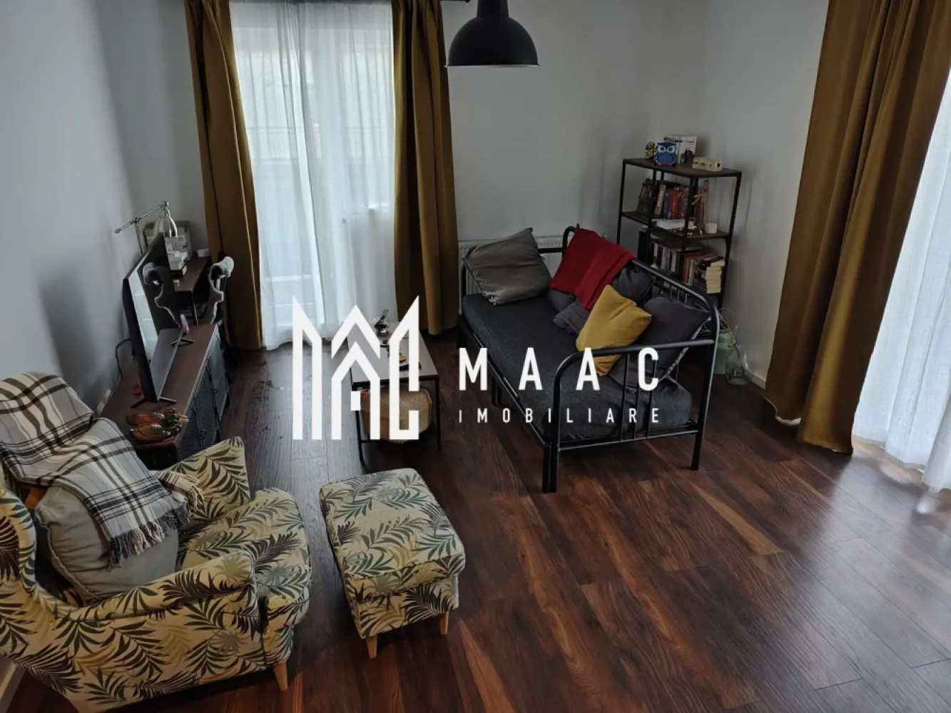 Penthouse 3 camere | Terasa | Parcare | Mobilat | Turnisor - MAAC Imobiliare vă prezintă spre vânzare un penthouse modern cu 3 camere, situat în Turnișor, într-o zonă liniștită, cu aer curat și acces facil către centrul orașului Sibiu. Caracteristici: Penthouse cu 3 camere, decomandat. Situat la etaj retras 4 din 4. Construcție nouă, anul 2021. Suprafață utilă de 57,80 mp. Terasă individuală de 54,50 mp. Orientare sudică, oferind lumină naturală pe tot parcursul zilei. Loc de parcare inclus, iar la cerere se poate achizitiona unul extra. Vedere panoramică asupra Munților Făgăraș și asupra orașului. Compartimentare: Living cu bucătărie open space, în suprafață de 28,55 mp, cu zonă de dining și acces direct către terasă. Dormitor matrimonial de 10,05 mp. Al doilea dormitor de 8,85 mp, ideal pentru birou sau cameră de copil. Hol de acces de 5,51 mp. Baie de 4,74 mp, dotată cu cadă. Terasă generoasă. Dotări și finisaje: Apartamentul se vinde complet mobilat și utilat, pregătit pentru mutare imediată sau închiriere premium, cu excepția televizorului și a obiectelor personale. Mobilier premium de la IKEA. Electrocasnice incluse: mașină de spălat vase Ariston, frigider LG, mașină de spălat rufe Samsung. Centrală termică în condensare, cu distribuitor și radiatoare din oțel. Ferestre și uși termopan Salamander, cu profil de 7 camere și sticlă Low-E. Gresie, faianță și obiecte sanitare moderne. Parchet laminat de 10 mm. Clasă energetică A. Construcție și garanții: Garanție de 10 ani oferită de constructor pentru acoperiș, zidărie, hidroizolații, termoizolații și instalații (electrice, gaz, sanitare și termice). Amenajare și atmosferă: Living luminos, cu acces direct către terasa. Bucătărie complet echipată. Baie finisată. Atmosferă aerisită și liniștită. Pentru mai multe detalii precizati telefonic ca ati vazut anuntul cu ID: CP2985023 }}