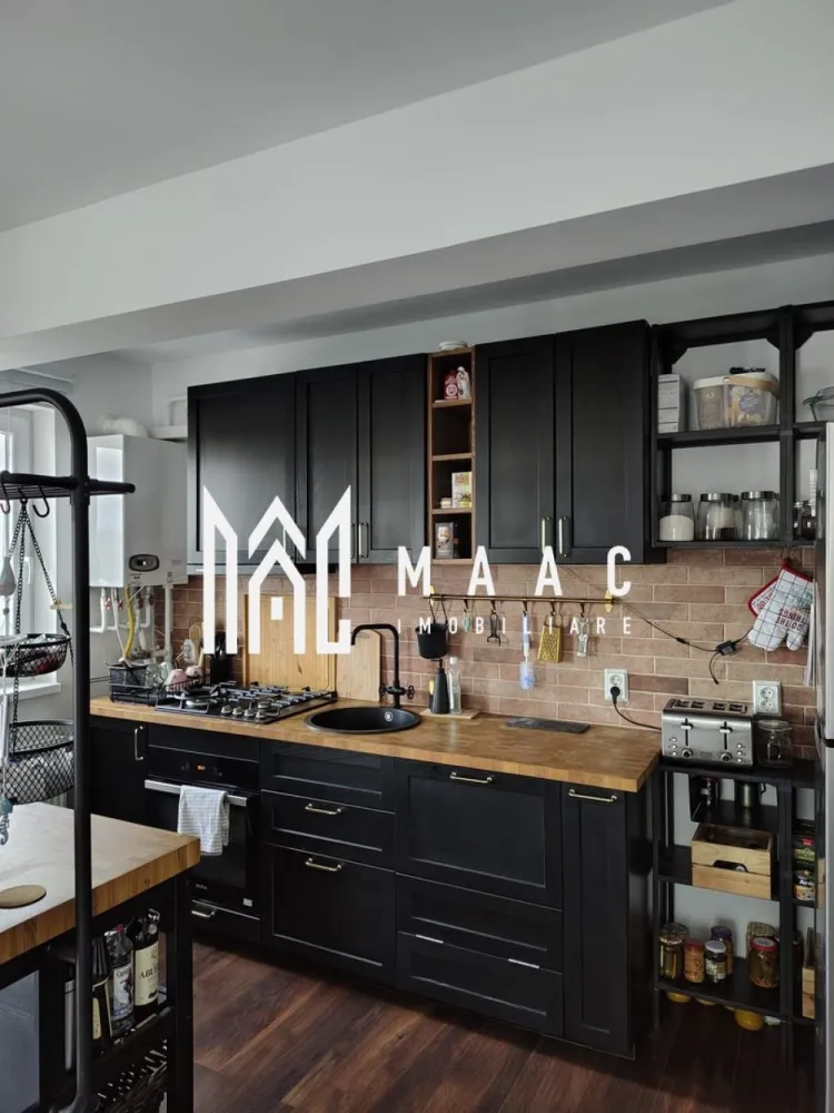 Penthouse 3 camere | Terasa | Parcare | Mobilat | Turnisor - MAAC Imobiliare vă prezintă spre vânzare un penthouse modern cu 3 camere, situat în Turnișor, într-o zonă liniștită, cu aer curat și acces facil către centrul orașului Sibiu. Caracteristici: Penthouse cu 3 camere, decomandat. Situat la etaj retras 4 din 4. Construcție nouă, anul 2021. Suprafață utilă de 57,80 mp. Terasă individuală de 54,50 mp. Orientare sudică, oferind lumină naturală pe tot parcursul zilei. Loc de parcare inclus, iar la cerere se poate achizitiona unul extra. Vedere panoramică asupra Munților Făgăraș și asupra orașului. Compartimentare: Living cu bucătărie open space, în suprafață de 28,55 mp, cu zonă de dining și acces direct către terasă. Dormitor matrimonial de 10,05 mp. Al doilea dormitor de 8,85 mp, ideal pentru birou sau cameră de copil. Hol de acces de 5,51 mp. Baie de 4,74 mp, dotată cu cadă. Terasă generoasă. Dotări și finisaje: Apartamentul se vinde complet mobilat și utilat, pregătit pentru mutare imediată sau închiriere premium, cu excepția televizorului și a obiectelor personale. Mobilier premium de la IKEA. Electrocasnice incluse: mașină de spălat vase Ariston, frigider LG, mașină de spălat rufe Samsung. Centrală termică în condensare, cu distribuitor și radiatoare din oțel. Ferestre și uși termopan Salamander, cu profil de 7 camere și sticlă Low-E. Gresie, faianță și obiecte sanitare moderne. Parchet laminat de 10 mm. Clasă energetică A. Construcție și garanții: Garanție de 10 ani oferită de constructor pentru acoperiș, zidărie, hidroizolații, termoizolații și instalații (electrice, gaz, sanitare și termice). Amenajare și atmosferă: Living luminos, cu acces direct către terasa. Bucătărie complet echipată. Baie finisată. Atmosferă aerisită și liniștită. Pentru mai multe detalii precizati telefonic ca ati vazut anuntul cu ID: CP2985023 }}