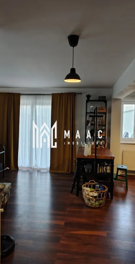 Penthouse 3 camere | Terasa | Parcare | Mobilat | Turnisor - MAAC Imobiliare vă prezintă spre vânzare un penthouse modern cu 3 camere, situat în Turnișor, într-o zonă liniștită, cu aer curat și acces facil către centrul orașului Sibiu. Caracteristici: Penthouse cu 3 camere, decomandat. Situat la etaj retras 4 din 4. Construcție nouă, anul 2021. Suprafață utilă de 57,80 mp. Terasă individuală de 54,50 mp. Orientare sudică, oferind lumină naturală pe tot parcursul zilei. Loc de parcare inclus, iar la cerere se poate achizitiona unul extra. Vedere panoramică asupra Munților Făgăraș și asupra orașului. Compartimentare: Living cu bucătărie open space, în suprafață de 28,55 mp, cu zonă de dining și acces direct către terasă. Dormitor matrimonial de 10,05 mp. Al doilea dormitor de 8,85 mp, ideal pentru birou sau cameră de copil. Hol de acces de 5,51 mp. Baie de 4,74 mp, dotată cu cadă. Terasă generoasă. Dotări și finisaje: Apartamentul se vinde complet mobilat și utilat, pregătit pentru mutare imediată sau închiriere premium, cu excepția televizorului și a obiectelor personale. Mobilier premium de la IKEA. Electrocasnice incluse: mașină de spălat vase Ariston, frigider LG, mașină de spălat rufe Samsung. Centrală termică în condensare, cu distribuitor și radiatoare din oțel. Ferestre și uși termopan Salamander, cu profil de 7 camere și sticlă Low-E. Gresie, faianță și obiecte sanitare moderne. Parchet laminat de 10 mm. Clasă energetică A. Construcție și garanții: Garanție de 10 ani oferită de constructor pentru acoperiș, zidărie, hidroizolații, termoizolații și instalații (electrice, gaz, sanitare și termice). Amenajare și atmosferă: Living luminos, cu acces direct către terasa. Bucătărie complet echipată. Baie finisată. Atmosferă aerisită și liniștită. Pentru mai multe detalii precizati telefonic ca ati vazut anuntul cu ID: CP2985023 }}