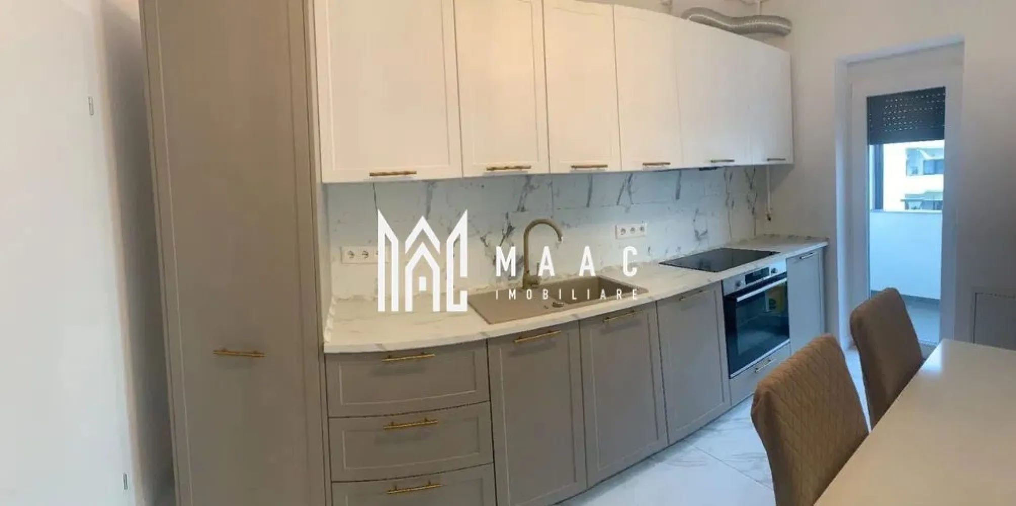 Apartament 2 camere I Etaj 1 I Loc parcare - MAAC Imobiliare vă propune spre vânzare un apartament cu 2 camere decomandate, amplasat la etajul 1 al unui imobil situat în zona Deventer, în apropiere de cartierul Tineretului, o locație apreciată pentru accesibilitate și proximitatea față de puncte de interes. Locuința este compartimentată practic și funcțional, fiind alcătuită dintr-un living spațios, o bucătărie separată mobilată, un dormitor și o baie, oferind un spațiu confortabil și bine organizat pentru locuire. Apartamentul se vinde mobilat și utilat, fiind dotat cu mașină de spălat rufe, plită cu inducție și cuptor electric. În plus, beneficiază de balcon și este situat la etajul 1, ceea ce asigură un acces facil și confort sporit. Proprietatea dispune și de loc de parcare aferent, un avantaj important pentru viitorii proprietari. Pentru mai multe detalii, vă rugăm să menționați telefonic numărul CP2986843. }}