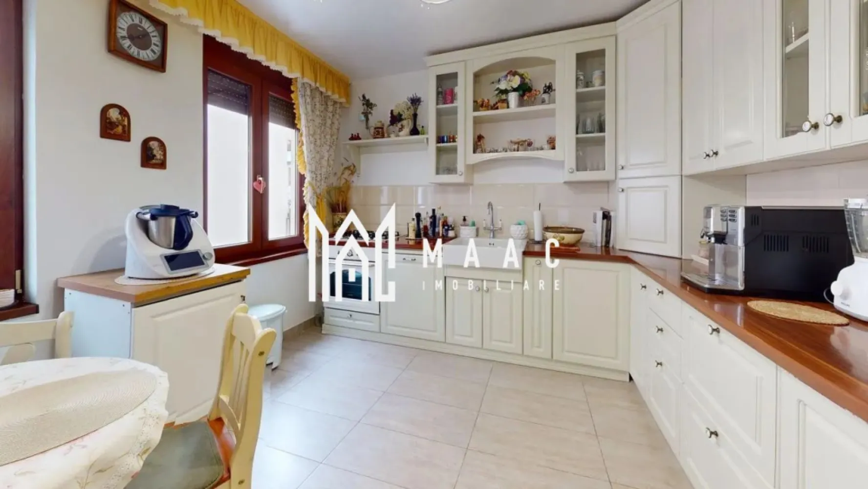 Casa individuala | Moderna | P+1 | 200 MP | Parcul Sub Arini - MAAC Imobiliare vă prezintă spre vânzare o casă individuală premium, situată într-una dintre cele mai exclusiviste zone din Sibiu, în imediata apropiere a Parcul Sub Arini. Caracteristici: Casă individuală, cu acces auto. Grădină generoasă și terasă mare, acoperită. Finisaje premium și dotări moderne. Spații ample, luminoase și foarte bine organizate. Compartimentare: Demisol Bucătărie. Sală de sport. Pivniță. Baie. Parter: Hol generos de intrare, cu dressing. Birou, ideal pentru work from home. Zonă de dining. Bucătărie mare. Living luminos, cu șemineu. Ieșire directă către terasa acoperită, cu vedere spre grădină. Etaj: Hol de acces. 3 dormitoare. Baie. Balcon. Dormitor matrimonial cu dressing. Dotări și finisaje: Parchet din lemn masiv. Panouri fotovoltaice, pentru eficiență energetică. Spațiu dedicat pentru sală de sport. Finisaje atent alese, de calitate superioară. Exterior Grădină privată amenajată cu gazon și pomi fructiferi. Spațiu ideal pentru relaxare, familie și activități în aer liber. Terasă mare, acoperită, perfectă pentru petrecerea timpului liber. Avantaje proprietate Locație de top, într-o zonă exclusivistă. Intimitate și liniște. Compartimentare excelentă pentru familie. Spații generoase și funcționale. Proprietate completă, cu facilități premium. Avantaje locație Aproape de natură, la câțiva pași de parc. Acces rapid către centrul orașului și puncte de interes. Zonă rezidențială selectă, cu trafic redus. }}