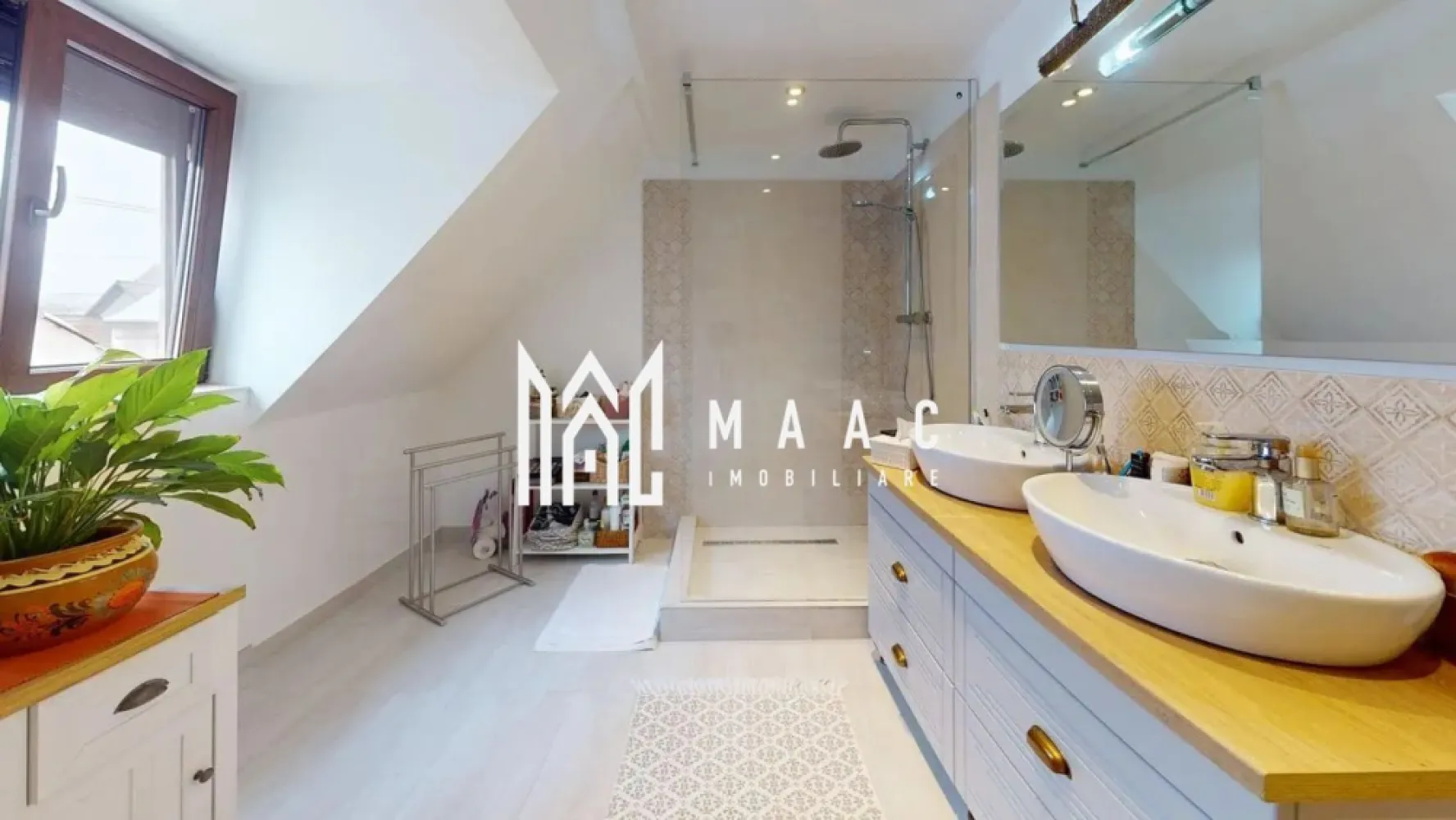 Casa individuala | Moderna | P+1 | 200 MP | Parcul Sub Arini - MAAC Imobiliare vă prezintă spre vânzare o casă individuală premium, situată într-una dintre cele mai exclusiviste zone din Sibiu, în imediata apropiere a Parcul Sub Arini. Caracteristici: Casă individuală, cu acces auto. Grădină generoasă și terasă mare, acoperită. Finisaje premium și dotări moderne. Spații ample, luminoase și foarte bine organizate. Compartimentare: Demisol Bucătărie. Sală de sport. Pivniță. Baie. Parter: Hol generos de intrare, cu dressing. Birou, ideal pentru work from home. Zonă de dining. Bucătărie mare. Living luminos, cu șemineu. Ieșire directă către terasa acoperită, cu vedere spre grădină. Etaj: Hol de acces. 3 dormitoare. Baie. Balcon. Dormitor matrimonial cu dressing. Dotări și finisaje: Parchet din lemn masiv. Panouri fotovoltaice, pentru eficiență energetică. Spațiu dedicat pentru sală de sport. Finisaje atent alese, de calitate superioară. Exterior Grădină privată amenajată cu gazon și pomi fructiferi. Spațiu ideal pentru relaxare, familie și activități în aer liber. Terasă mare, acoperită, perfectă pentru petrecerea timpului liber. Avantaje proprietate Locație de top, într-o zonă exclusivistă. Intimitate și liniște. Compartimentare excelentă pentru familie. Spații generoase și funcționale. Proprietate completă, cu facilități premium. Avantaje locație Aproape de natură, la câțiva pași de parc. Acces rapid către centrul orașului și puncte de interes. Zonă rezidențială selectă, cu trafic redus. }}