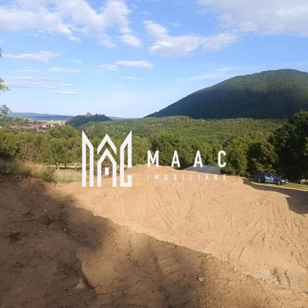 TEREN INTRAVILAN 1641 mp | PUZ APROBAT | Cisnadioara - MAAC Imobiliare vă propune spre vânzare un teren intravilan situat în zona Cisnădioara, pe strada Silvicultorilor, într-o locație liniștită, ideală pentru construcția unei locuințe permanente sau a unei case de vacanță. Amplasamentul oferă un cadru natural deosebit, cu priveliște frumoasă, fiind potrivit pentru cei care își doresc aer curat, intimitate și un stil de viață relaxat, departe de agitația urbană. Terenul are o suprafață de 1641 mp și beneficiază de o deschidere de 17,5 metri la stradă, ceea ce permite multiple opțiuni de construire și valorificare eficientă a spațiului. Proprietatea dispune de utilități precum apă, curent și canalizare, facilitând dezvoltarea rapidă a unui proiect rezidențial. Această proprietate reprezintă o oportunitate potrivită atât pentru investiție, cât și pentru dezvoltarea unei locuințe într-o zonă apreciată din apropierea Sibiului. Se acceptă schimb cu apartament în Sibiu. Pentru mai multe detalii, vă rugăm să menționați telefonic numărul CP2988018. }}