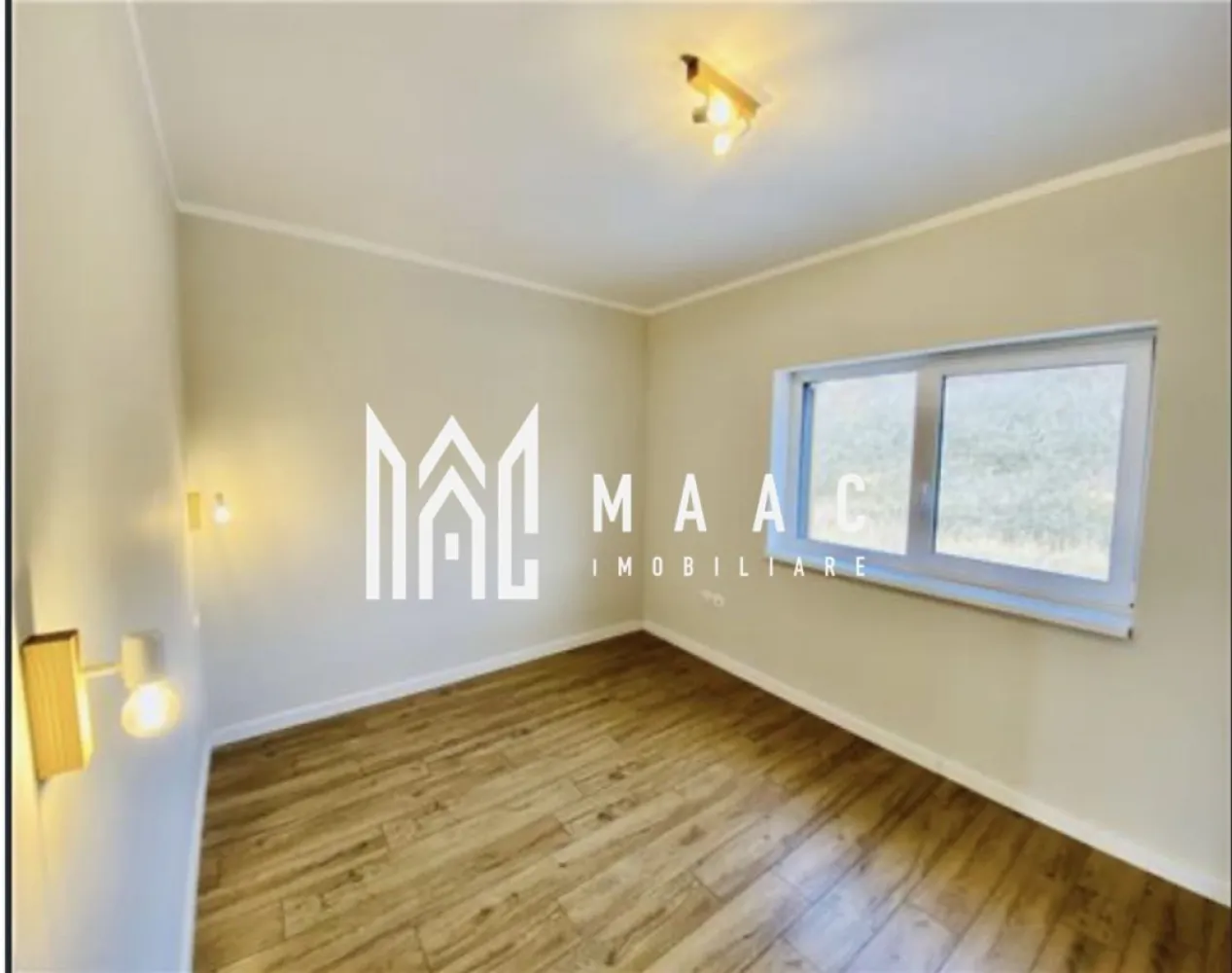 APARTAMENT 2 CAMERE I DAVINCI I FINISAT LA CHEIE - MAAC Imobiliare vă propune spre vânzare un apartament cu 2 camere, compus din bucătărie, baie și balcon generos, ideal pentru cei care își doresc un spațiu modern, bine organizat și confortabil. Locuința se remarcă prin finisaje de calitate și un ambient plăcut, fiind situată într-o zonă cu numeroase spații verzi și drumuri pavate, aspecte ce contribuie la un stil de viață relaxat și echilibrat. Apartamentul este finisat la cheie, oferind avantajul unei mutări rapide, fără investiții suplimentare. Proprietatea este dotată cu aer condiționat și jaluzele electrice, asigurând un nivel ridicat de confort și intimitate pentru viitorii proprietari. Disponibilitate imediată. Pentru mai multe detalii, vă rugăm să menționați telefonic numărul CP2993108. }}
