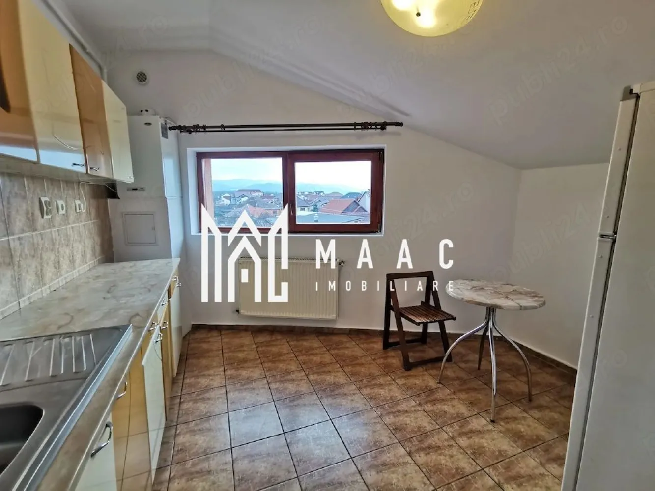Apartament Spațios | 62 mp | Garaj privat | Valea Aurie - MAAC Imobiliare vă propune spre vânzare un apartament confortabil și bine compartimentat, situat în zona Valea Aurie, într-un imobil tip vilă cu doar 8 apartamente, ideal pentru cei care își doresc liniște și intimitate în Sibiu. Caracteristici principale • Suprafață utilă: 62 mp • imobil tip vilă • compartimentare eficientă și spații generoase Compartimentare • cameră principală spațioasă – 27 mp • bucătărie separată – 16 mp • baie – 7,33 mp • hol – 2,8 mp • terasă acoperită (8,8 mp) – amenajată cu calorifer, ideală pentru birou sau dormitor suplimentar • balcon – 4 mp Avantaje • garaj privat inclus – un beneficiu rar și foarte valoros • zonă liniștită, cu acces facil către punctele de interes • imobil cu puțini locatari – confort și intimitate • posibilitate de recompartimentare sau extindere funcțională (prin terasă) Acest apartament este potrivit atât pentru locuință personală, cât și pentru investiție sigură, fiind situat într-una dintre cele mai apreciate zone ale orașului. 📞 Pentru mai multe detalii sau pentru programarea unei vizionări, vă rugăm să ne contactați și să menționați ID-ul proprietății: CP2994532. }}