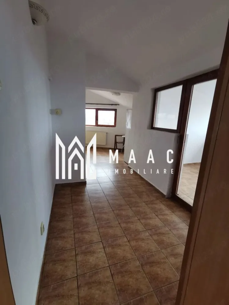 Apartament Spațios | 62 mp | Garaj privat | Valea Aurie - MAAC Imobiliare vă propune spre vânzare un apartament confortabil și bine compartimentat, situat în zona Valea Aurie, într-un imobil tip vilă cu doar 8 apartamente, ideal pentru cei care își doresc liniște și intimitate în Sibiu. Caracteristici principale • Suprafață utilă: 62 mp • imobil tip vilă • compartimentare eficientă și spații generoase Compartimentare • cameră principală spațioasă – 27 mp • bucătărie separată – 16 mp • baie – 7,33 mp • hol – 2,8 mp • terasă acoperită (8,8 mp) – amenajată cu calorifer, ideală pentru birou sau dormitor suplimentar • balcon – 4 mp Avantaje • garaj privat inclus – un beneficiu rar și foarte valoros • zonă liniștită, cu acces facil către punctele de interes • imobil cu puțini locatari – confort și intimitate • posibilitate de recompartimentare sau extindere funcțională (prin terasă) Acest apartament este potrivit atât pentru locuință personală, cât și pentru investiție sigură, fiind situat într-una dintre cele mai apreciate zone ale orașului. 📞 Pentru mai multe detalii sau pentru programarea unei vizionări, vă rugăm să ne contactați și să menționați ID-ul proprietății: CP2994532. }}