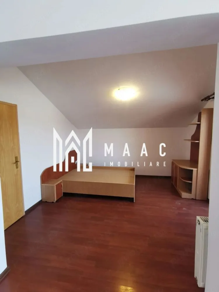 Apartament Spațios | 62 mp | Garaj privat | Valea Aurie - MAAC Imobiliare vă propune spre vânzare un apartament confortabil și bine compartimentat, situat în zona Valea Aurie, într-un imobil tip vilă cu doar 8 apartamente, ideal pentru cei care își doresc liniște și intimitate în Sibiu. Caracteristici principale • Suprafață utilă: 62 mp • imobil tip vilă • compartimentare eficientă și spații generoase Compartimentare • cameră principală spațioasă – 27 mp • bucătărie separată – 16 mp • baie – 7,33 mp • hol – 2,8 mp • terasă acoperită (8,8 mp) – amenajată cu calorifer, ideală pentru birou sau dormitor suplimentar • balcon – 4 mp Avantaje • garaj privat inclus – un beneficiu rar și foarte valoros • zonă liniștită, cu acces facil către punctele de interes • imobil cu puțini locatari – confort și intimitate • posibilitate de recompartimentare sau extindere funcțională (prin terasă) Acest apartament este potrivit atât pentru locuință personală, cât și pentru investiție sigură, fiind situat într-una dintre cele mai apreciate zone ale orașului. 📞 Pentru mai multe detalii sau pentru programarea unei vizionări, vă rugăm să ne contactați și să menționați ID-ul proprietății: CP2994532. }}