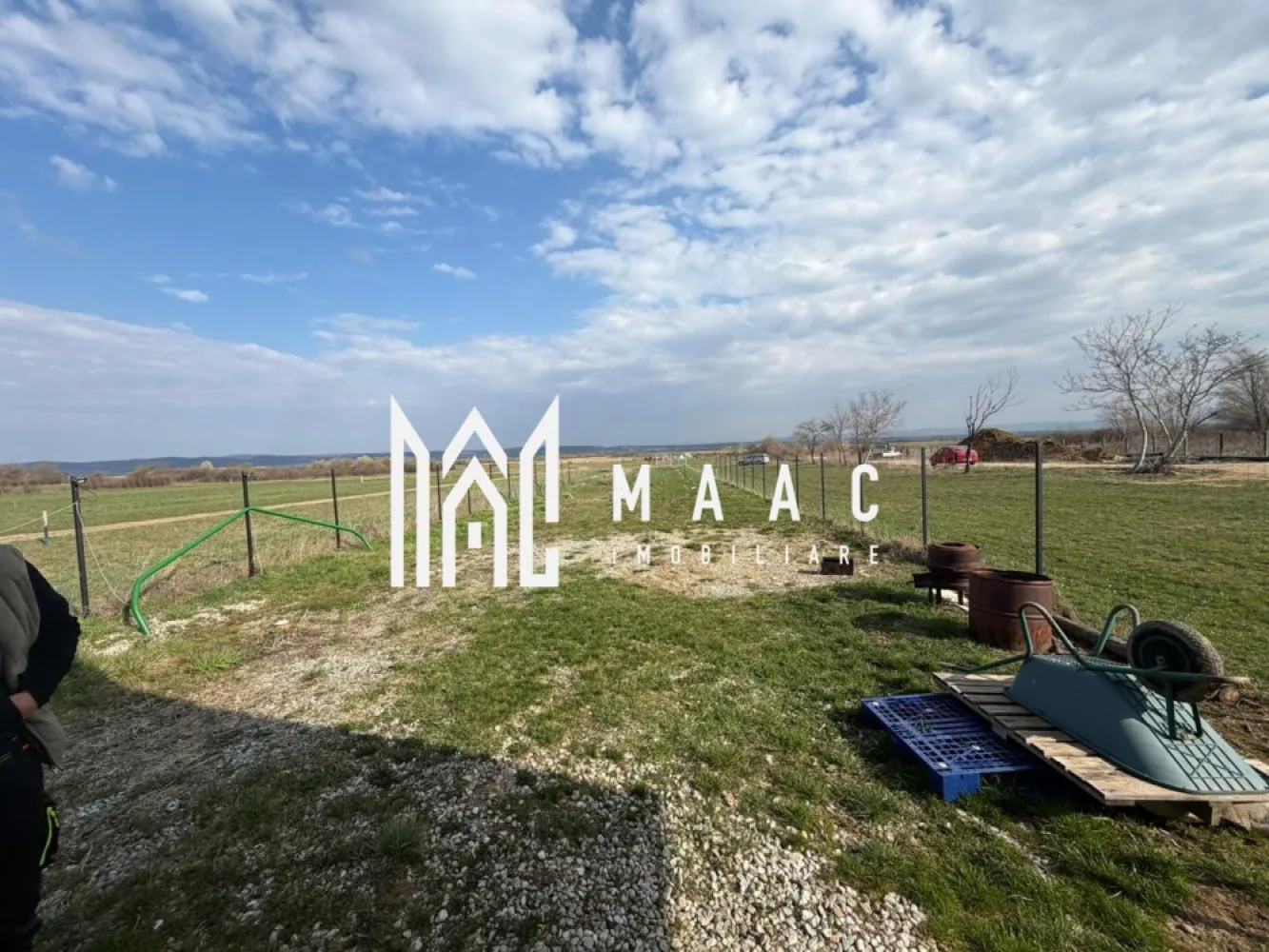 Teren intravilan |1000 MP | Poplaca - MAAC Imobiliare vă propune spre vânzare un teren intravilan arabil cu suprafața de 1000 mp, situat în Poplaca, în zona seră de flori, o locație apreciată pentru liniște și accesul facil către Sibiu. Amplasarea într-o zonă în curs de dezvoltare oferă multiple oportunități de valorificare, fiind potrivit atât pentru investiție, cât și pentru desfășurarea unor activități economice. Proprietatea are destinație pentru activități industriale ușoare, depozitare sau alte utilizări similare, beneficiind de acces auto și de posibilitatea racordării la utilitățile existente în proximitate. Pe teren se află o căbănuță de mici dimensiuni, care poate fi utilizată ca spațiu auxiliar. Caracteristici: -suprafață: 1000 mp -categorie: intravilan arabil -destinație: industrial / activități economice -construcție existentă: cabană -acces: drum auto -utilități: în proximitate Proprietatea reprezintă o oportunitate pentru investiție într-o zonă cu potențial de dezvoltare. Pentru mai multe detalii, vă rugăm să menționați telefonic numărul CP2994987. }}