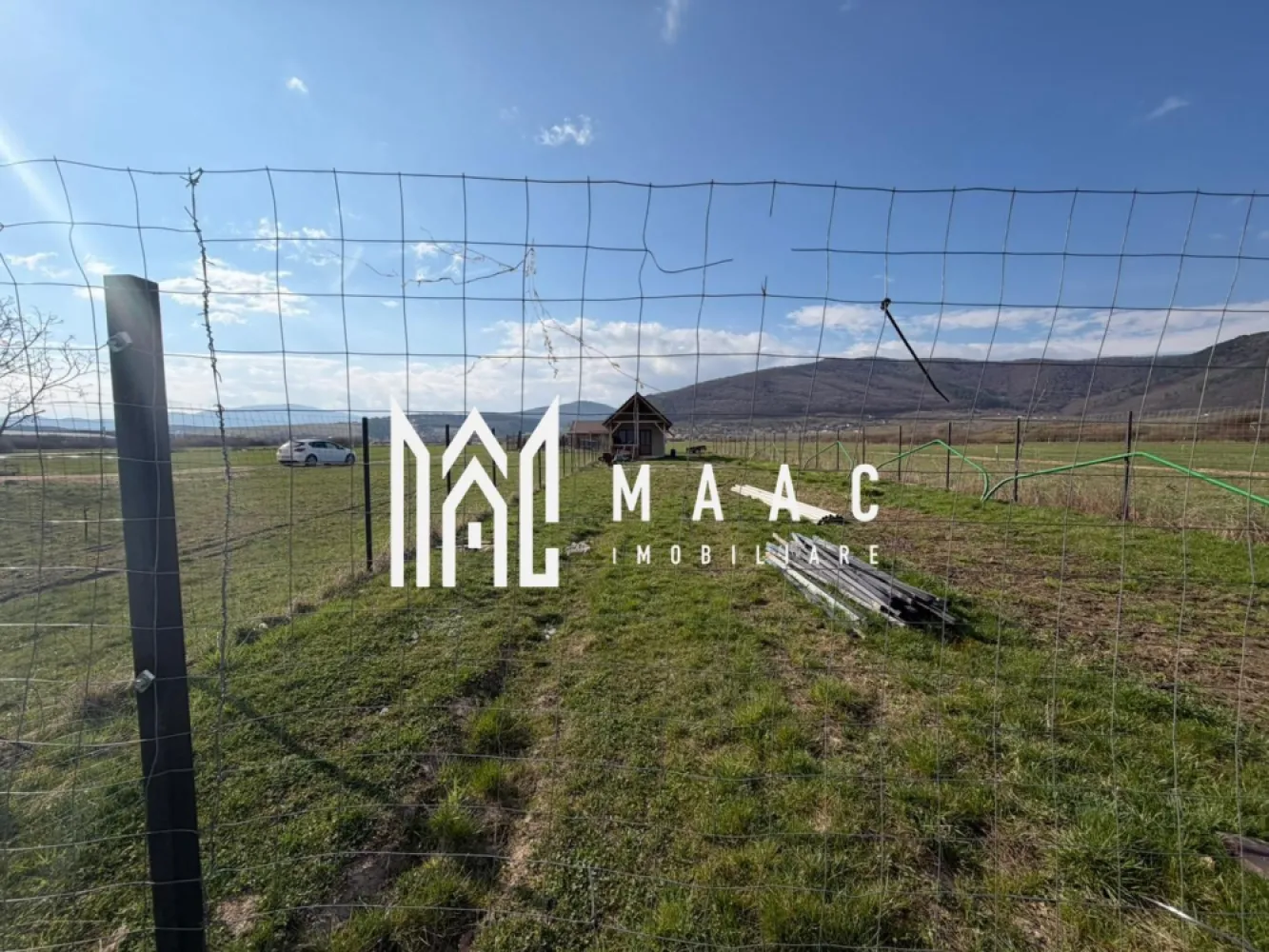 Teren intravilan |1000 MP | Poplaca - MAAC Imobiliare vă propune spre vânzare un teren intravilan arabil cu suprafața de 1000 mp, situat în Poplaca, în zona seră de flori, o locație apreciată pentru liniște și accesul facil către Sibiu. Amplasarea într-o zonă în curs de dezvoltare oferă multiple oportunități de valorificare, fiind potrivit atât pentru investiție, cât și pentru desfășurarea unor activități economice. Proprietatea are destinație pentru activități industriale ușoare, depozitare sau alte utilizări similare, beneficiind de acces auto și de posibilitatea racordării la utilitățile existente în proximitate. Pe teren se află o căbănuță de mici dimensiuni, care poate fi utilizată ca spațiu auxiliar. Caracteristici: -suprafață: 1000 mp -categorie: intravilan arabil -destinație: industrial / activități economice -construcție existentă: cabană -acces: drum auto -utilități: în proximitate Proprietatea reprezintă o oportunitate pentru investiție într-o zonă cu potențial de dezvoltare. Pentru mai multe detalii, vă rugăm să menționați telefonic numărul CP2994987. }}