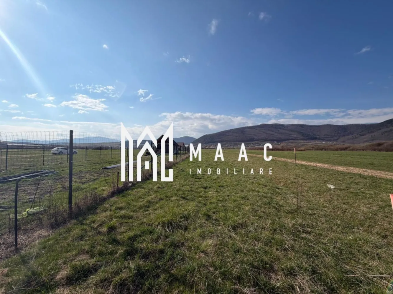 Teren intravilan |1000 MP | Poplaca - MAAC Imobiliare vă propune spre vânzare un teren intravilan arabil cu suprafața de 1000 mp, situat în Poplaca, în zona seră de flori, o locație apreciată pentru liniște și accesul facil către Sibiu. Amplasarea într-o zonă în curs de dezvoltare oferă multiple oportunități de valorificare, fiind potrivit atât pentru investiție, cât și pentru desfășurarea unor activități economice. Proprietatea are destinație pentru activități industriale ușoare, depozitare sau alte utilizări similare, beneficiind de acces auto și de posibilitatea racordării la utilitățile existente în proximitate. Pe teren se află o căbănuță de mici dimensiuni, care poate fi utilizată ca spațiu auxiliar. Caracteristici: -suprafață: 1000 mp -categorie: intravilan arabil -destinație: industrial / activități economice -construcție existentă: cabană -acces: drum auto -utilități: în proximitate Proprietatea reprezintă o oportunitate pentru investiție într-o zonă cu potențial de dezvoltare. Pentru mai multe detalii, vă rugăm să menționați telefonic numărul CP2994987. }}