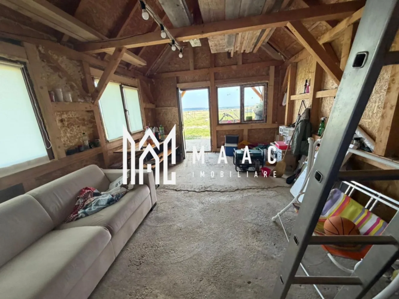 Teren intravilan |1000 MP | Poplaca - MAAC Imobiliare vă propune spre vânzare un teren intravilan arabil cu suprafața de 1000 mp, situat în Poplaca, în zona seră de flori, o locație apreciată pentru liniște și accesul facil către Sibiu. Amplasarea într-o zonă în curs de dezvoltare oferă multiple oportunități de valorificare, fiind potrivit atât pentru investiție, cât și pentru desfășurarea unor activități economice. Proprietatea are destinație pentru activități industriale ușoare, depozitare sau alte utilizări similare, beneficiind de acces auto și de posibilitatea racordării la utilitățile existente în proximitate. Pe teren se află o căbănuță de mici dimensiuni, care poate fi utilizată ca spațiu auxiliar. Caracteristici: -suprafață: 1000 mp -categorie: intravilan arabil -destinație: industrial / activități economice -construcție existentă: cabană -acces: drum auto -utilități: în proximitate Proprietatea reprezintă o oportunitate pentru investiție într-o zonă cu potențial de dezvoltare. Pentru mai multe detalii, vă rugăm să menționați telefonic numărul CP2994987. }}