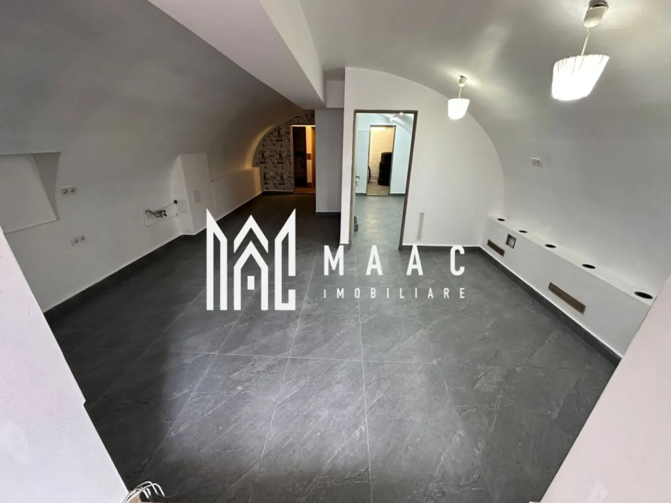 Spațiu comercial I 55 mp I Bucătărie I Gr. Sanitar I Central - MAAC Imobiliare propune spre vânzare un spațiu comercial situat în apropierea hotelului Golden Tulip Sibiu. Spațiul, cu destinație comercială (fost restaurant), este situat la demisolul unei case cu regim de înălțime P+1+M și beneficiază de acces separat, direct din aleea pietonală. Detalii și Compartimentare: Open space: 32 mp utili Bucătărie: 12 mp Spațiu de depozitare: 5.6 mp Grupuri sanitare: 2 (totalizând 6 mp utili) Dotări: Ventilație profesională pentru bucătărie Încălzire centrală Instalații sanitare și de canalizare Instalații electrice Avantaje: Spațiul se vinde împreună cu un loc de parcare cu acces direct din stradă. Amplasat în zonă centrală, cu vad intens, pe o stradă circulată și cu vizibilitate excelentă. Ideal pentru diverse tipuri de afaceri. Pentru mai multe detalii sau pentru a programa o vizionare, vă rog contactați-ne specificând ID-ul CP2820856. }}