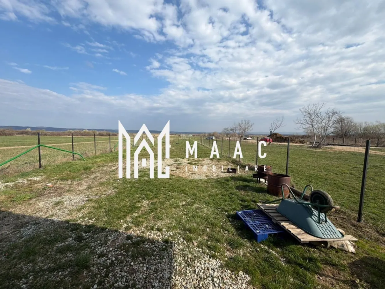 Teren intravilan |1000 MP | Poplaca - MAAC Imobiliare vă propune spre vânzare un teren intravilan arabil cu suprafața de 1000 mp, situat în Poplaca, în zona seră de flori, o locație apreciată pentru liniște și accesul facil către Sibiu. Amplasarea într-o zonă în curs de dezvoltare oferă multiple oportunități de valorificare, fiind potrivit atât pentru investiție, cât și pentru desfășurarea unor activități economice. Proprietatea are destinație pentru activități industriale ușoare, depozitare sau alte utilizări similare, beneficiind de acces auto și de posibilitatea racordării la utilitățile existente în proximitate. Pe teren se află o căbănuță de mici dimensiuni, care poate fi utilizată ca spațiu auxiliar. Caracteristici: -suprafață: 1000 mp -categorie: intravilan arabil -destinație: industrial / activități economice -construcție existentă: cabană -acces: drum auto -utilități: în proximitate Proprietatea reprezintă o oportunitate pentru investiție într-o zonă cu potențial de dezvoltare. Pentru mai multe detalii, vă rugăm să menționați telefonic numărul CP2994987. }}