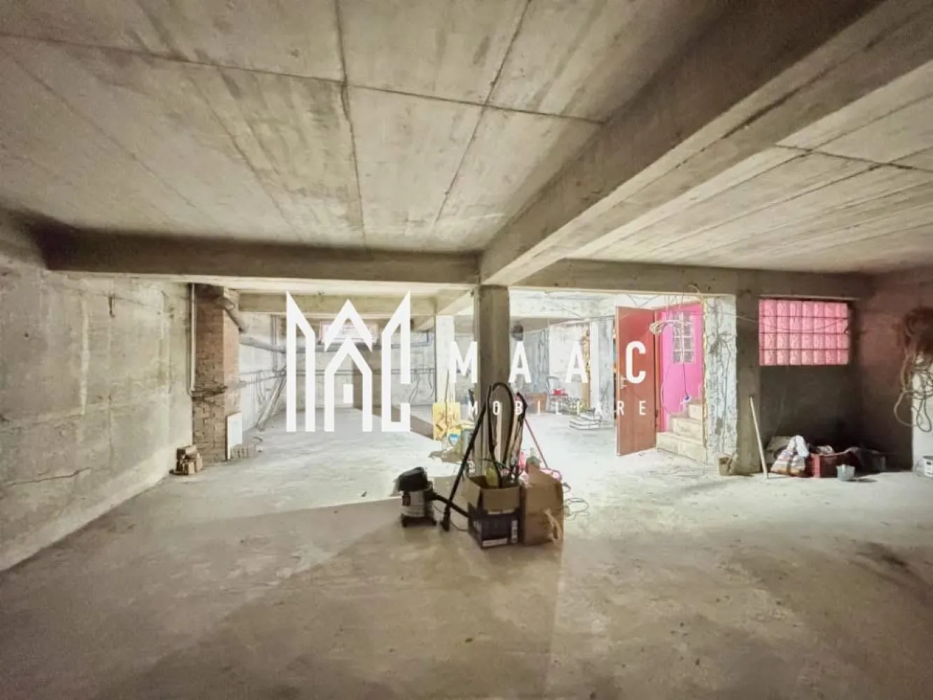 Casa 5 camere | Teren 820 mp | Cartisoara - MAAC Imobiliare vă propune spre vânzare o locuință solidă, construită din cărămidă și beton în anul 2006, amplasată pe un teren generos de 820 mp, în localitatea Cârțișoara, în apropiere de Bâlea Lac și Transfăgărășan, într-o zonă turistică apreciată. Proprietatea este ideală atât pentru locuire permanentă, cât și pentru dezvoltarea unei activități de închiriere în regim turistic, precum pensiune sau casă de vacanță, datorită poziționării și compartimentării avantajoase. Locuința dispune de o suprafață utilă de 175 mp și este compartimentată eficient, oferind spații generoase și luminoase: -4 dormitoare spațioase -living generos -2 băi, dispuse pe parter și etaj -demisol înalt, uscat, prevăzut cu ferestre, potrivit pentru depozitare, birou sau atelier -pod mansardabil de aproximativ 60 mp, cu placă de beton, cu posibilitate de extindere -2 terase Dotări și facilități: -izolație exterioară -centrală termică pe gaz -toate utilitățile disponibile -curte de 820 mp -anexe gospodărești -zonă amenajată pentru grătar -acces facil pe stradă asfaltată Curtea oferă spațiu suficient pentru activități în aer liber, grădinărit sau relaxare, fiind ideală pentru petrecerea timpului alături de familie și prieteni. Localizarea într-o zonă turistică cunoscută, cu acces rapid către principalele atracții montane, crește atractivitatea proprietății atât pentru uz personal, cât și pentru investiție. Pentru mai multe detalii sau pentru programarea unei vizionări, vă rugăm să menționați telefonic numărul CP2988583. }}