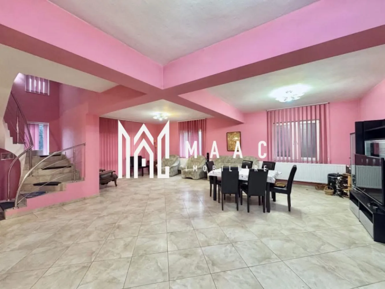 Casa 5 camere | Teren 820 mp | Cartisoara - MAAC Imobiliare vă propune spre vânzare o locuință solidă, construită din cărămidă și beton în anul 2006, amplasată pe un teren generos de 820 mp, în localitatea Cârțișoara, în apropiere de Bâlea Lac și Transfăgărășan, într-o zonă turistică apreciată. Proprietatea este ideală atât pentru locuire permanentă, cât și pentru dezvoltarea unei activități de închiriere în regim turistic, precum pensiune sau casă de vacanță, datorită poziționării și compartimentării avantajoase. Locuința dispune de o suprafață utilă de 175 mp și este compartimentată eficient, oferind spații generoase și luminoase: -4 dormitoare spațioase -living generos -2 băi, dispuse pe parter și etaj -demisol înalt, uscat, prevăzut cu ferestre, potrivit pentru depozitare, birou sau atelier -pod mansardabil de aproximativ 60 mp, cu placă de beton, cu posibilitate de extindere -2 terase Dotări și facilități: -izolație exterioară -centrală termică pe gaz -toate utilitățile disponibile -curte de 820 mp -anexe gospodărești -zonă amenajată pentru grătar -acces facil pe stradă asfaltată Curtea oferă spațiu suficient pentru activități în aer liber, grădinărit sau relaxare, fiind ideală pentru petrecerea timpului alături de familie și prieteni. Localizarea într-o zonă turistică cunoscută, cu acces rapid către principalele atracții montane, crește atractivitatea proprietății atât pentru uz personal, cât și pentru investiție. Pentru mai multe detalii sau pentru programarea unei vizionări, vă rugăm să menționați telefonic numărul CP2988583. }}