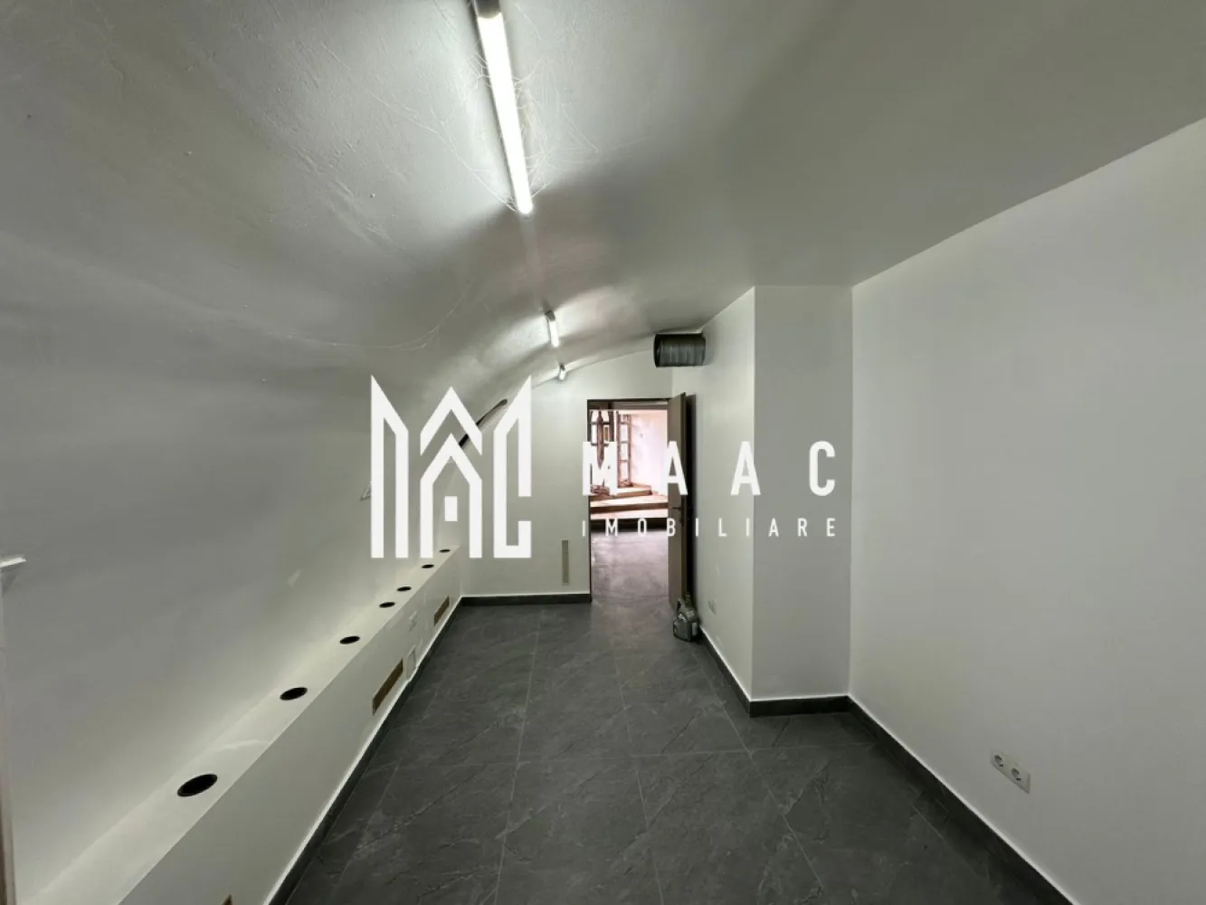 Spațiu comercial I 55 mp I Bucătărie I Gr. Sanitar I Central - MAAC Imobiliare propune spre vânzare un spațiu comercial situat în apropierea hotelului Golden Tulip Sibiu. Spațiul, cu destinație comercială (fost restaurant), este situat la demisolul unei case cu regim de înălțime P+1+M și beneficiază de acces separat, direct din aleea pietonală. Detalii și Compartimentare: Open space: 32 mp utili Bucătărie: 12 mp Spațiu de depozitare: 5.6 mp Grupuri sanitare: 2 (totalizând 6 mp utili) Dotări: Ventilație profesională pentru bucătărie Încălzire centrală Instalații sanitare și de canalizare Instalații electrice Avantaje: Spațiul se vinde împreună cu un loc de parcare cu acces direct din stradă. Amplasat în zonă centrală, cu vad intens, pe o stradă circulată și cu vizibilitate excelentă. Ideal pentru diverse tipuri de afaceri. Pentru mai multe detalii sau pentru a programa o vizionare, vă rog contactați-ne specificând ID-ul CP2820856. }}