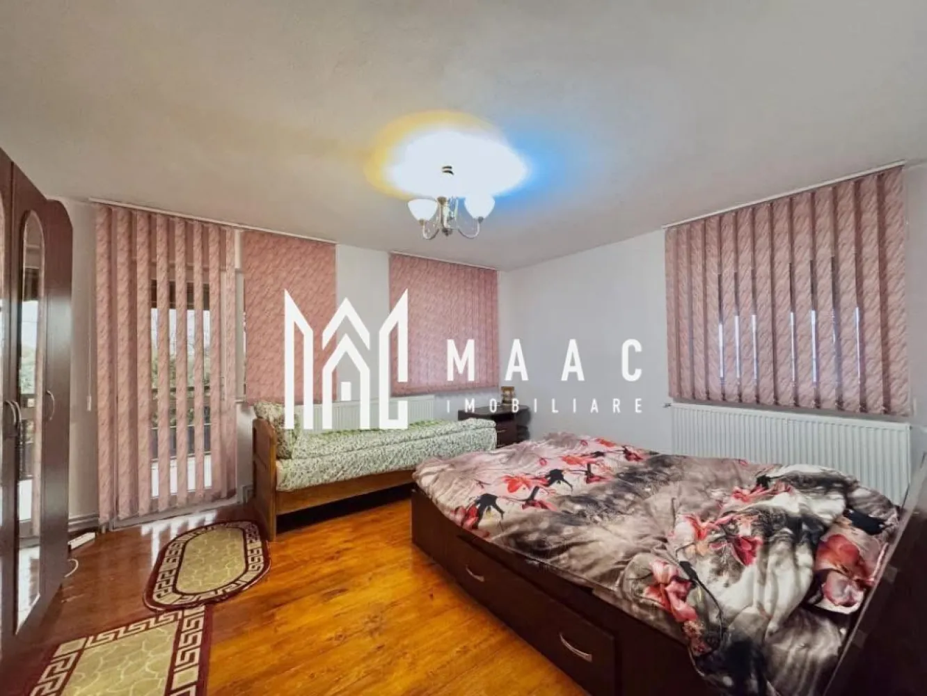 Casa 5 camere | Teren 820 mp | Cartisoara - MAAC Imobiliare vă propune spre vânzare o locuință solidă, construită din cărămidă și beton în anul 2006, amplasată pe un teren generos de 820 mp, în localitatea Cârțișoara, în apropiere de Bâlea Lac și Transfăgărășan, într-o zonă turistică apreciată. Proprietatea este ideală atât pentru locuire permanentă, cât și pentru dezvoltarea unei activități de închiriere în regim turistic, precum pensiune sau casă de vacanță, datorită poziționării și compartimentării avantajoase. Locuința dispune de o suprafață utilă de 175 mp și este compartimentată eficient, oferind spații generoase și luminoase: -4 dormitoare spațioase -living generos -2 băi, dispuse pe parter și etaj -demisol înalt, uscat, prevăzut cu ferestre, potrivit pentru depozitare, birou sau atelier -pod mansardabil de aproximativ 60 mp, cu placă de beton, cu posibilitate de extindere -2 terase Dotări și facilități: -izolație exterioară -centrală termică pe gaz -toate utilitățile disponibile -curte de 820 mp -anexe gospodărești -zonă amenajată pentru grătar -acces facil pe stradă asfaltată Curtea oferă spațiu suficient pentru activități în aer liber, grădinărit sau relaxare, fiind ideală pentru petrecerea timpului alături de familie și prieteni. Localizarea într-o zonă turistică cunoscută, cu acces rapid către principalele atracții montane, crește atractivitatea proprietății atât pentru uz personal, cât și pentru investiție. Pentru mai multe detalii sau pentru programarea unei vizionări, vă rugăm să menționați telefonic numărul CP2988583. }}