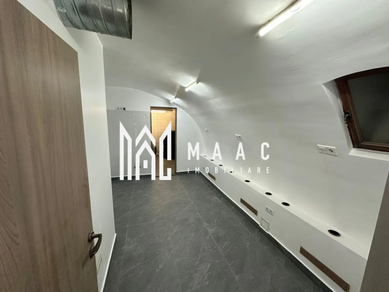 Spațiu comercial I 55 mp I Bucătărie I Gr. Sanitar I Central - MAAC Imobiliare propune spre vânzare un spațiu comercial situat în apropierea hotelului Golden Tulip Sibiu. Spațiul, cu destinație comercială (fost restaurant), este situat la demisolul unei case cu regim de înălțime P+1+M și beneficiază de acces separat, direct din aleea pietonală. Detalii și Compartimentare: Open space: 32 mp utili Bucătărie: 12 mp Spațiu de depozitare: 5.6 mp Grupuri sanitare: 2 (totalizând 6 mp utili) Dotări: Ventilație profesională pentru bucătărie Încălzire centrală Instalații sanitare și de canalizare Instalații electrice Avantaje: Spațiul se vinde împreună cu un loc de parcare cu acces direct din stradă. Amplasat în zonă centrală, cu vad intens, pe o stradă circulată și cu vizibilitate excelentă. Ideal pentru diverse tipuri de afaceri. Pentru mai multe detalii sau pentru a programa o vizionare, vă rog contactați-ne specificând ID-ul CP2820856. }}