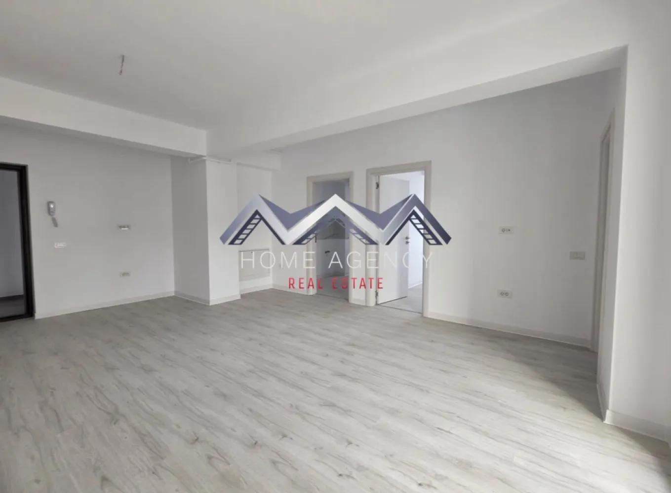 Apartament 2 camere Otopeni central | Bucătărie închisă | Parcare subterană - În centrul orașului Otopeni, într-un complex rezidențial modern, liniștit și bine întreținut, vă propunem spre vânzare un apartament cu 2 camere, ideal atât pentru locuit, cât și pentru investiție. Proprietatea se află într-un imobil nou, cu regim de înălțime D+P+3, construit cu accent pe calitate, confort și funcționalitate.

Apartamentul beneficiază de o compartimentare practică și de o suprafață generoasă, fiecare încăpere fiind gândită pentru a oferi confort în viața de zi cu zi. Livingul spațios, de aproximativ 24 mp, este luminos și are acces direct către balcon, bucătăria este închisă, oferind un spațiu separat pentru gătit, iar dormitorul și baia completează o locuință echilibrată și ușor de amenajat.

Se predă complet finisat, cu parchet, gresie și faianță, fiind dotat cu centrală termică proprie și încălzire prin pardoseală, pentru un plus de confort și eficiență energetică. Apartamentul este racordat la toate utilitățile publice.

Un avantaj important îl reprezintă locul de parcare subteran inclus în prețul final, o facilitate tot mai căutată, care oferă siguranță pentru autoturism și confort indiferent de sezon.

Complexul se remarcă prin atmosfera liniștită și construcția de calitate, fiind alegerea potrivită pentru cei care își doresc o locuință într-o zonă bine dezvoltată, fără agitația specifică marilor ansambluri rezidențiale.

Poziționarea este unul dintre cele mai mari atuuri ale acestei proprietăți. La doar câteva minute de mers pe jos se află piața, supermarketuri, farmacii, restaurante, cafenele, școli, grădinițe și mijloace de transport în comun, astfel încât majoritatea activităților zilnice pot fi rezolvate fără a depinde de mașină. În același timp, accesul către DN1, Centura București și Aeroportul Internațional Henri Coandă este rapid, iar dezvoltarea viitoarei magistrale de metrou va contribui la creșterea atractivității și valorii zonei.

Prețul afișat nu include TVA.
Preț final: 126.000 Euro (negociabil), cu TVA și un loc de parcare subteran inclus | Comision 0%

Dacă îți dorești un apartament bine poziționat, într-un complex de calitate, cu acces facil către toate punctele de interes din Otopeni și nordul Bucureștiului, te invităm să programezi o vizionare cu echipa de vânzări.