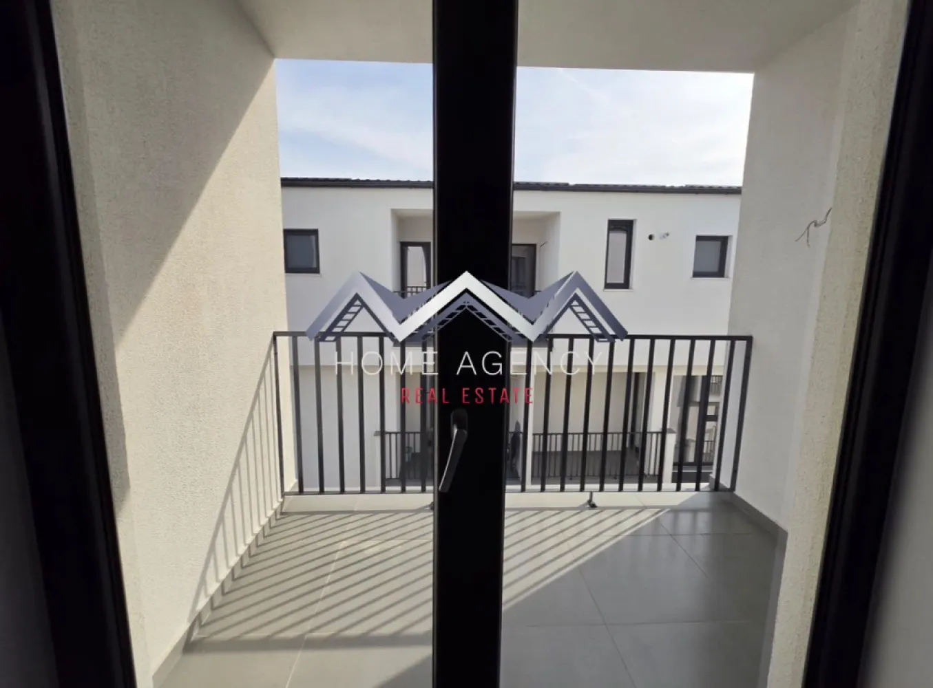 Apartament 2 camere Otopeni central | Bucătărie închisă | Parcare subterană - În centrul orașului Otopeni, într-un complex rezidențial modern, liniștit și bine întreținut, vă propunem spre vânzare un apartament cu 2 camere, ideal atât pentru locuit, cât și pentru investiție. Proprietatea se află într-un imobil nou, cu regim de înălțime D+P+3, construit cu accent pe calitate, confort și funcționalitate.

Apartamentul beneficiază de o compartimentare practică și de o suprafață generoasă, fiecare încăpere fiind gândită pentru a oferi confort în viața de zi cu zi. Livingul spațios, de aproximativ 24 mp, este luminos și are acces direct către balcon, bucătăria este închisă, oferind un spațiu separat pentru gătit, iar dormitorul și baia completează o locuință echilibrată și ușor de amenajat.

Se predă complet finisat, cu parchet, gresie și faianță, fiind dotat cu centrală termică proprie și încălzire prin pardoseală, pentru un plus de confort și eficiență energetică. Apartamentul este racordat la toate utilitățile publice.

Un avantaj important îl reprezintă locul de parcare subteran inclus în prețul final, o facilitate tot mai căutată, care oferă siguranță pentru autoturism și confort indiferent de sezon.

Complexul se remarcă prin atmosfera liniștită și construcția de calitate, fiind alegerea potrivită pentru cei care își doresc o locuință într-o zonă bine dezvoltată, fără agitația specifică marilor ansambluri rezidențiale.

Poziționarea este unul dintre cele mai mari atuuri ale acestei proprietăți. La doar câteva minute de mers pe jos se află piața, supermarketuri, farmacii, restaurante, cafenele, școli, grădinițe și mijloace de transport în comun, astfel încât majoritatea activităților zilnice pot fi rezolvate fără a depinde de mașină. În același timp, accesul către DN1, Centura București și Aeroportul Internațional Henri Coandă este rapid, iar dezvoltarea viitoarei magistrale de metrou va contribui la creșterea atractivității și valorii zonei.

Prețul afișat nu include TVA.
Preț final: 126.000 Euro (negociabil), cu TVA și un loc de parcare subteran inclus | Comision 0%

Dacă îți dorești un apartament bine poziționat, într-un complex de calitate, cu acces facil către toate punctele de interes din Otopeni și nordul Bucureștiului, te invităm să programezi o vizionare cu echipa de vânzări.