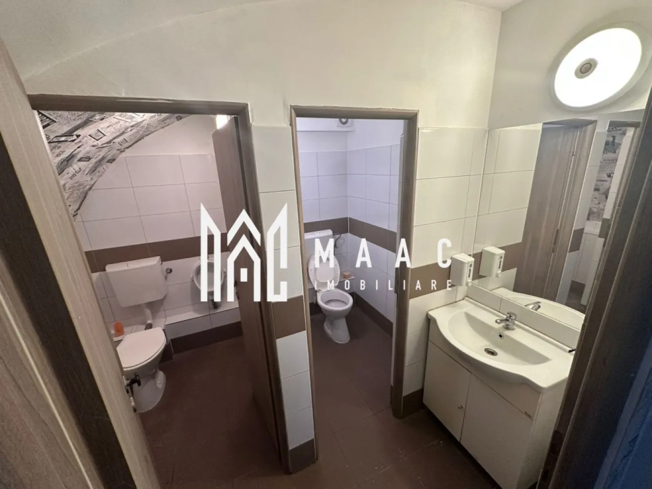 Spațiu comercial I 55 mp I Bucătărie I Gr. Sanitar I Central - MAAC Imobiliare propune spre vânzare un spațiu comercial situat în apropierea hotelului Golden Tulip Sibiu. Spațiul, cu destinație comercială (fost restaurant), este situat la demisolul unei case cu regim de înălțime P+1+M și beneficiază de acces separat, direct din aleea pietonală. Detalii și Compartimentare: Open space: 32 mp utili Bucătărie: 12 mp Spațiu de depozitare: 5.6 mp Grupuri sanitare: 2 (totalizând 6 mp utili) Dotări: Ventilație profesională pentru bucătărie Încălzire centrală Instalații sanitare și de canalizare Instalații electrice Avantaje: Spațiul se vinde împreună cu un loc de parcare cu acces direct din stradă. Amplasat în zonă centrală, cu vad intens, pe o stradă circulată și cu vizibilitate excelentă. Ideal pentru diverse tipuri de afaceri. Pentru mai multe detalii sau pentru a programa o vizionare, vă rog contactați-ne specificând ID-ul CP2820856. }}