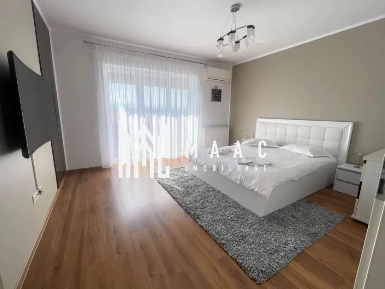 Apartament 2 camere | Decomandat | Parcare | Avantgarden - MAAC Imobiliare va prezinta un apartament superb de inchiriat, etaj 3/10 cu lift, decomandat, mobilat si utilat, in zona Avantgarden. Compartimentare : hol , baie cu vana, bucatarie inchisa amenajata cu loc de luat masa, 2 dormitoare cu pat matrimonial Zona de living a fost transformata in dormitor, dar la cererea chiriasului se poate pune canapea in locul patului. Dotari : Frigider, cuptor microunde încorporat , cuptor incorporat, hotă , plită , mașină spălat vase , mașină spălat haine , aspirator TV Smart în ambele camere Internet Alarmă Rulouri electrice Aer condiționat Parcare privată Zona de interes, cu acces rapid spre punctele principale ale orasului, statii de transport in comun, magazine, Mall shopping City . Nu se accepta animale de companie. Se percepe garantie in cuantumul unei chirii si se inchiriaza pe minim 12 luni. Pentru mai multe detalii sau vizionari mentionati ID: CP2820729 }}