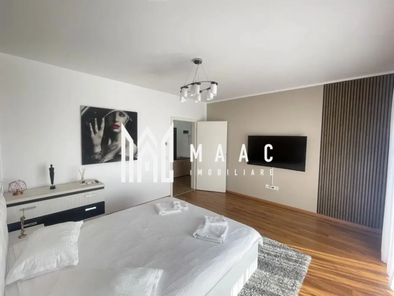 Apartament 2 camere | Decomandat | Parcare | Avantgarden - MAAC Imobiliare va prezinta un apartament superb de inchiriat, etaj 3/10 cu lift, decomandat, mobilat si utilat, in zona Avantgarden. Compartimentare : hol , baie cu vana, bucatarie inchisa amenajata cu loc de luat masa, 2 dormitoare cu pat matrimonial Zona de living a fost transformata in dormitor, dar la cererea chiriasului se poate pune canapea in locul patului. Dotari : Frigider, cuptor microunde încorporat , cuptor incorporat, hotă , plită , mașină spălat vase , mașină spălat haine , aspirator TV Smart în ambele camere Internet Alarmă Rulouri electrice Aer condiționat Parcare privată Zona de interes, cu acces rapid spre punctele principale ale orasului, statii de transport in comun, magazine, Mall shopping City . Nu se accepta animale de companie. Se percepe garantie in cuantumul unei chirii si se inchiriaza pe minim 12 luni. Pentru mai multe detalii sau vizionari mentionati ID: CP2820729 }}