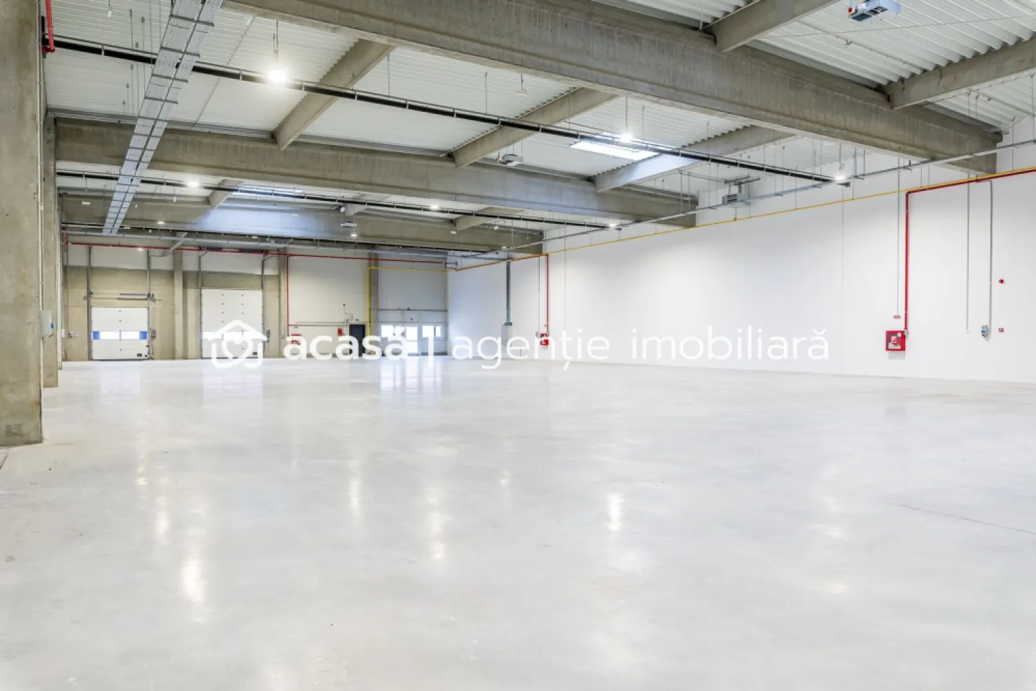 4646 mp - Hala industriala de inchiriat in Parc Industrial Arad - Hala industriala de închiriat in Parc Industrial Arad 4646 m² - Suprafață totală: 4436 m² - Depozit: 210 m² - Birouri Înălțime liberă: 6 m Locuri de parcare: 1 loc gratuit / 500 m² închiriați Structură și Finisaje Structură: Beton & metal Pereți exteriori: Panouri sandwich de 100 mm; panouri prefabricate din beton (zona andocare) Acoperiș: Oțel cu vată bazaltică, garanție 15 ani, trape de desfumare conform normelor Pardoseală depozit: Beton armat lustruit, încărcare utilă 4 t/m², toleranță 3 mm/2 m Acces și Facilități Rampe & Acces: 4 rampe drive-in + 4 rampe de andocare TIR Sistem de stingere a incendiilor: Hidranți exteriori, sprinklere la cerere, alarmă incendiu cu centrală de control Instalații electrice: ~60 kW/modul (total 240 kW), iluminat LED 200 Lux la 1 m Încălzire hală: Aeroterme pe gaz, min. 5 °C la -20 °C exterior Spații Birouri (210 m²) Compartimentare: Gips-carton, uși MDF Tavan: 2,7 m înălțime, plafon acustic Pardoseală: Șapă beton + PVC/parchet/ceramică Iluminat: LED 500 Lux în zona de lucru Încălzire/Răcire: Sistem multi-split, radiatoare electrice, min. 20 °C la -20 °C exterior Chirie: 3,9 EUR/mp/lună (depozit) 8,5 EUR/mp/lună (birouri) Service Charge: 0,80 EUR/mp/lună Include securitate 24/7, mentenanță, deszăpezire, iluminat exterior, taxă de proprietate Indexare: Anual, conform HICP Prețurile nu includ TVA Avantaje Localizare excelentă în Parcul Industrial Arad Module flexibile (~1000 m²) sau suprafață totală (4646 m²) Facilități premium (drive-in, rampe TIR, sprinklere opțional) Confort & eficiență (birouri moderne, încălzire și răcire optimă) Date contact: 0721356746 Florin Moș }}