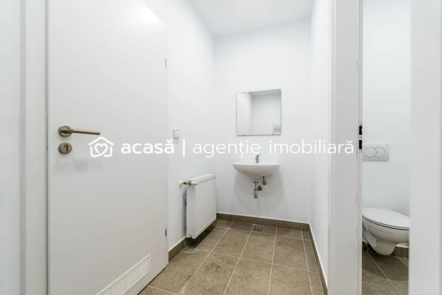 4646 mp - Hala industriala de inchiriat in Parc Industrial Arad - Hala industriala de închiriat in Parc Industrial Arad 4646 m² - Suprafață totală: 4436 m² - Depozit: 210 m² - Birouri Înălțime liberă: 6 m Locuri de parcare: 1 loc gratuit / 500 m² închiriați Structură și Finisaje Structură: Beton & metal Pereți exteriori: Panouri sandwich de 100 mm; panouri prefabricate din beton (zona andocare) Acoperiș: Oțel cu vată bazaltică, garanție 15 ani, trape de desfumare conform normelor Pardoseală depozit: Beton armat lustruit, încărcare utilă 4 t/m², toleranță 3 mm/2 m Acces și Facilități Rampe & Acces: 4 rampe drive-in + 4 rampe de andocare TIR Sistem de stingere a incendiilor: Hidranți exteriori, sprinklere la cerere, alarmă incendiu cu centrală de control Instalații electrice: ~60 kW/modul (total 240 kW), iluminat LED 200 Lux la 1 m Încălzire hală: Aeroterme pe gaz, min. 5 °C la -20 °C exterior Spații Birouri (210 m²) Compartimentare: Gips-carton, uși MDF Tavan: 2,7 m înălțime, plafon acustic Pardoseală: Șapă beton + PVC/parchet/ceramică Iluminat: LED 500 Lux în zona de lucru Încălzire/Răcire: Sistem multi-split, radiatoare electrice, min. 20 °C la -20 °C exterior Chirie: 3,9 EUR/mp/lună (depozit) 8,5 EUR/mp/lună (birouri) Service Charge: 0,80 EUR/mp/lună Include securitate 24/7, mentenanță, deszăpezire, iluminat exterior, taxă de proprietate Indexare: Anual, conform HICP Prețurile nu includ TVA Avantaje Localizare excelentă în Parcul Industrial Arad Module flexibile (~1000 m²) sau suprafață totală (4646 m²) Facilități premium (drive-in, rampe TIR, sprinklere opțional) Confort & eficiență (birouri moderne, încălzire și răcire optimă) Date contact: 0721356746 Florin Moș }}