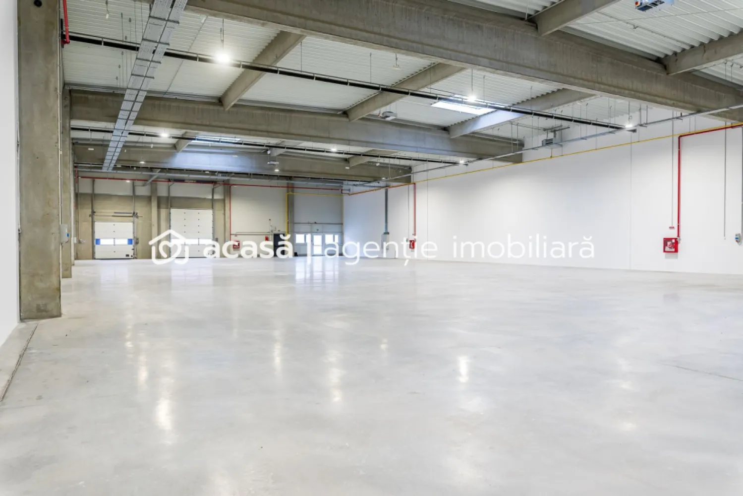 4646 mp - Hala industriala de inchiriat in Parc Industrial Arad - Hala industriala de închiriat in Parc Industrial Arad 4646 m² - Suprafață totală: 4436 m² - Depozit: 210 m² - Birouri Înălțime liberă: 6 m Locuri de parcare: 1 loc gratuit / 500 m² închiriați Structură și Finisaje Structură: Beton & metal Pereți exteriori: Panouri sandwich de 100 mm; panouri prefabricate din beton (zona andocare) Acoperiș: Oțel cu vată bazaltică, garanție 15 ani, trape de desfumare conform normelor Pardoseală depozit: Beton armat lustruit, încărcare utilă 4 t/m², toleranță 3 mm/2 m Acces și Facilități Rampe & Acces: 4 rampe drive-in + 4 rampe de andocare TIR Sistem de stingere a incendiilor: Hidranți exteriori, sprinklere la cerere, alarmă incendiu cu centrală de control Instalații electrice: ~60 kW/modul (total 240 kW), iluminat LED 200 Lux la 1 m Încălzire hală: Aeroterme pe gaz, min. 5 °C la -20 °C exterior Spații Birouri (210 m²) Compartimentare: Gips-carton, uși MDF Tavan: 2,7 m înălțime, plafon acustic Pardoseală: Șapă beton + PVC/parchet/ceramică Iluminat: LED 500 Lux în zona de lucru Încălzire/Răcire: Sistem multi-split, radiatoare electrice, min. 20 °C la -20 °C exterior Chirie: 3,9 EUR/mp/lună (depozit) 8,5 EUR/mp/lună (birouri) Service Charge: 0,80 EUR/mp/lună Include securitate 24/7, mentenanță, deszăpezire, iluminat exterior, taxă de proprietate Indexare: Anual, conform HICP Prețurile nu includ TVA Avantaje Localizare excelentă în Parcul Industrial Arad Module flexibile (~1000 m²) sau suprafață totală (4646 m²) Facilități premium (drive-in, rampe TIR, sprinklere opțional) Confort & eficiență (birouri moderne, încălzire și răcire optimă) Date contact: 0721356746 Florin Moș }}