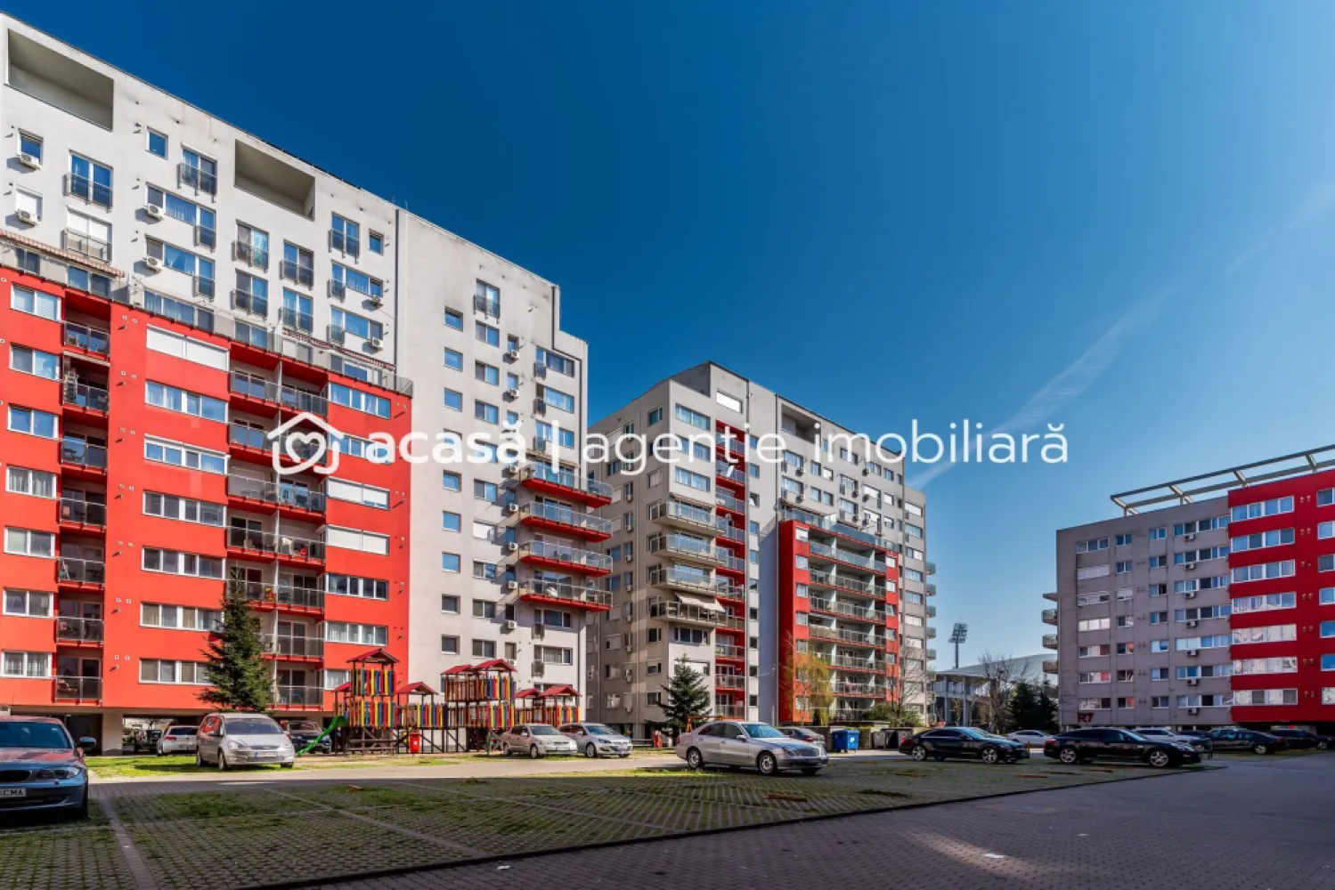 Apartament cu balcon la ARED UTA ideal ca investitie Comision 0 - Comision 0% Vă propun spre vânzare un apartament situat în complexul ARED UTA, la etaj intermediar, într-un ansamblu rezidențial modern, cu acces securizat și facilități pentru întreaga familie. Locuința are o suprafață construită de 59 mp (conform CF) și este compartimentată practic în hol, baie, zonă de dormit, bucătărie și living cu ieșire pe un balcon generos, oferind un spațiu bine organizat și luminos. Apartamentul necesită renovare, fiind o oportunitate excelentă de a-l amenaja după propriul gust sau de a-l valorifica în scop investițional. Dotări și avantaje: Apartamentul beneficiază de încălzire prin centrala proprie a imobilului și este dotat cu aer condiționat, oferind confort pe tot parcursul anului. Poziționarea la etaj intermediar și balconul generos completează avantajele acestei proprietăți. Despre complex: Ansamblul este securizat, cu acces controlat și pază, și dispune de parc și loc de joacă pentru copii. Locația este foarte bine cotată, cu acces facil către principalele puncte de interes din oraș. Proprietatea este ideală atât pentru închiriere, cât și pentru o familie la început de drum, oferind un bun echilibru între locație, compartimentare și potențial. 📞 Pentru detalii și programarea unei vizionări: Blaga Flavius – 0754467525 Consultant imobiliar acreditat APAIR (Asociația Profesională a Agenților Imobiliari din România) Nu dispui de toată suma? Te ajutăm noi gratuit! Îți obținem oferte de la 16 bănci. Ai o proprietate de vânzare în Arad și vrei să știi cât valorează cu adevărat? Birou: ACASĂ | Agenție imobiliară Arad Adresă: Bulevardul Decebal 2, Arad 310133 }}