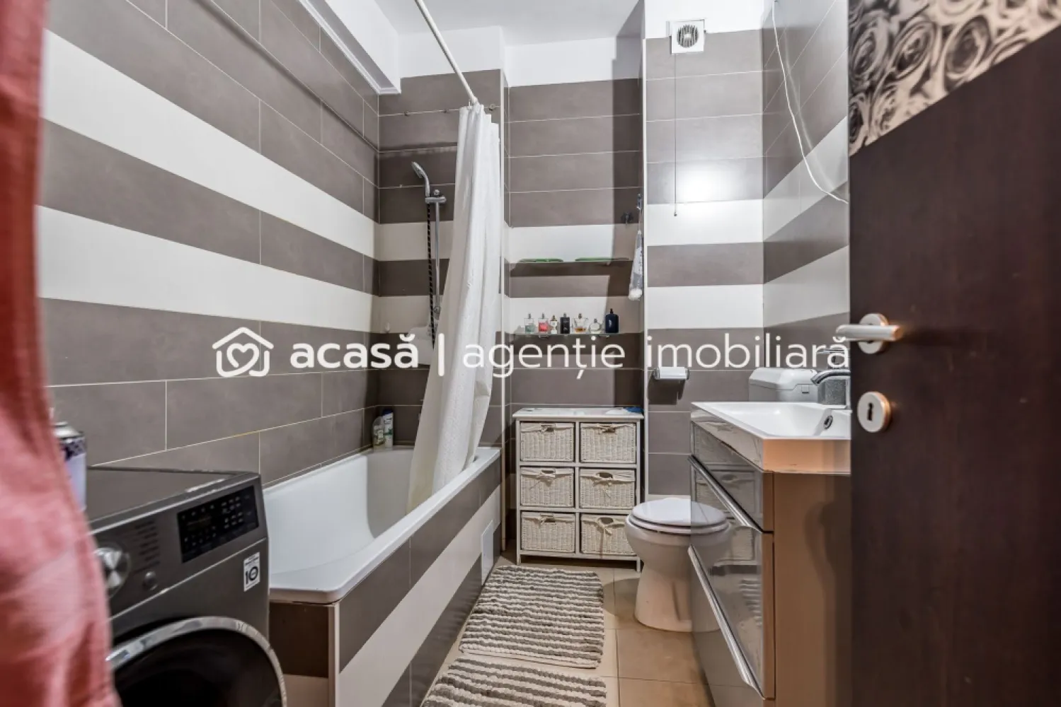 Apartament cu balcon la ARED UTA ideal ca investitie Comision 0 - Comision 0% Vă propun spre vânzare un apartament situat în complexul ARED UTA, la etaj intermediar, într-un ansamblu rezidențial modern, cu acces securizat și facilități pentru întreaga familie. Locuința are o suprafață construită de 59 mp (conform CF) și este compartimentată practic în hol, baie, zonă de dormit, bucătărie și living cu ieșire pe un balcon generos, oferind un spațiu bine organizat și luminos. Apartamentul necesită renovare, fiind o oportunitate excelentă de a-l amenaja după propriul gust sau de a-l valorifica în scop investițional. Dotări și avantaje: Apartamentul beneficiază de încălzire prin centrala proprie a imobilului și este dotat cu aer condiționat, oferind confort pe tot parcursul anului. Poziționarea la etaj intermediar și balconul generos completează avantajele acestei proprietăți. Despre complex: Ansamblul este securizat, cu acces controlat și pază, și dispune de parc și loc de joacă pentru copii. Locația este foarte bine cotată, cu acces facil către principalele puncte de interes din oraș. Proprietatea este ideală atât pentru închiriere, cât și pentru o familie la început de drum, oferind un bun echilibru între locație, compartimentare și potențial. 📞 Pentru detalii și programarea unei vizionări: Blaga Flavius – 0754467525 Consultant imobiliar acreditat APAIR (Asociația Profesională a Agenților Imobiliari din România) Nu dispui de toată suma? Te ajutăm noi gratuit! Îți obținem oferte de la 16 bănci. Ai o proprietate de vânzare în Arad și vrei să știi cât valorează cu adevărat? Birou: ACASĂ | Agenție imobiliară Arad Adresă: Bulevardul Decebal 2, Arad 310133 }}